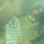 Rifiuti e cartello di divieto gettati in un baraj: la comunità rimane scioccata