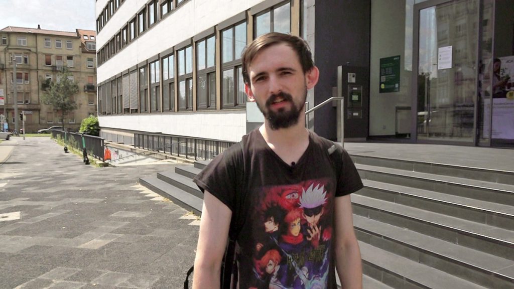 Jerrick, beneficiario del Bürgergeld, si sente sopraffatto all’inizio del tirocinio nella cura degli anziani