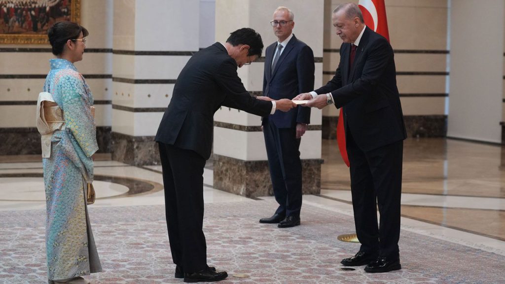 Il Presidente Erdoğan accoglie gli ambasciatori di 5 nazioni: un passo verso il rafforzamento delle relazioni internazionali della Turchia