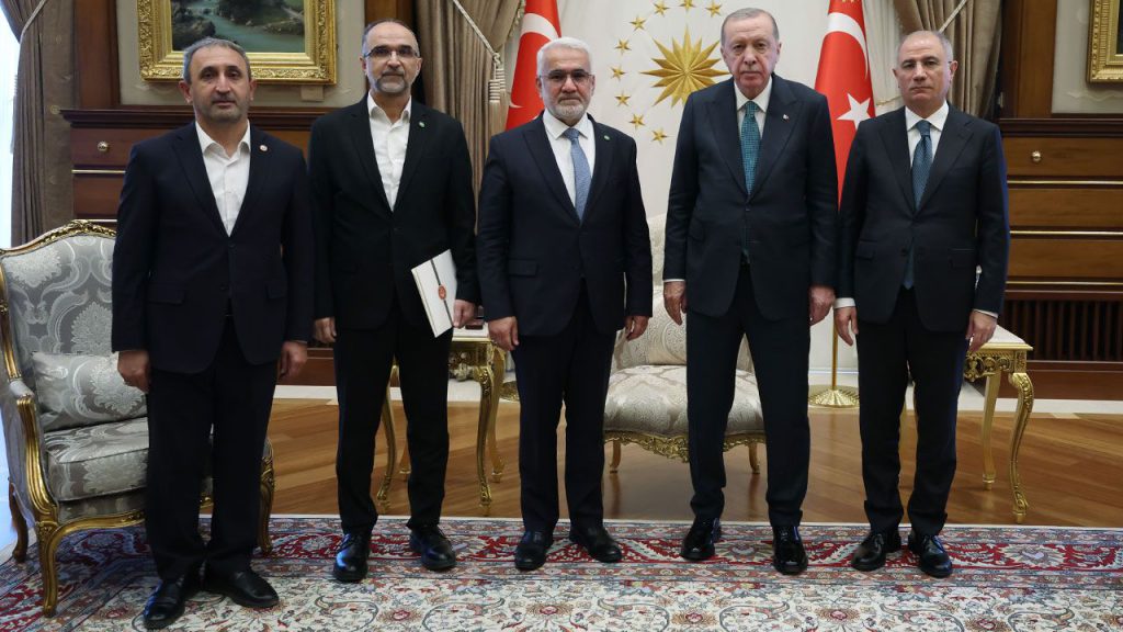 Cumhurbaşkanı Erdoğan, HÜDAPAR Genel Başkanı Yapıcıoğlu&#039;nu kabul etti