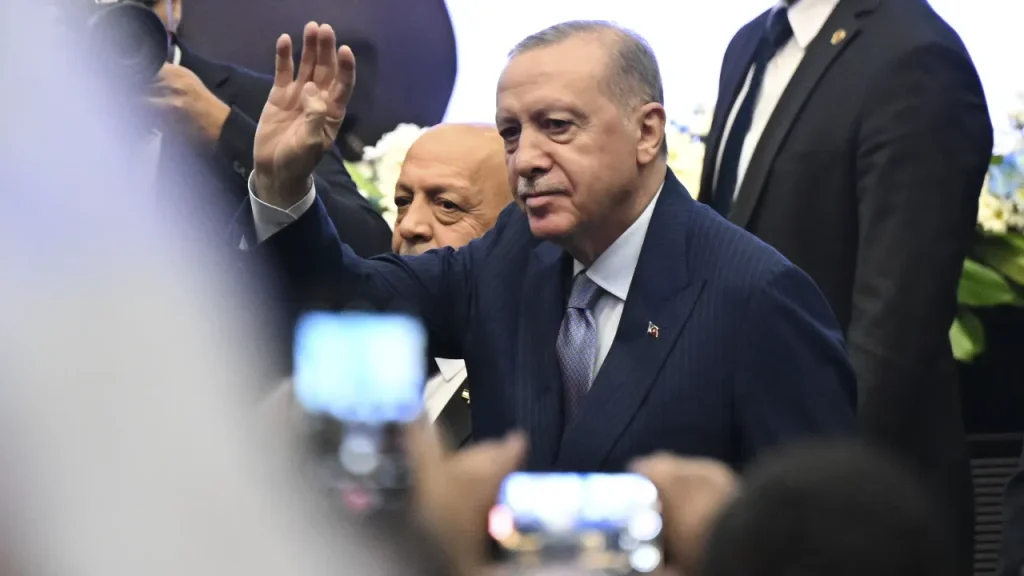 Erdoğan sottolinea l&#039;importanza del lavoro e la difesa della democrazia durante il 50° anniversario di HAK‑İŞ