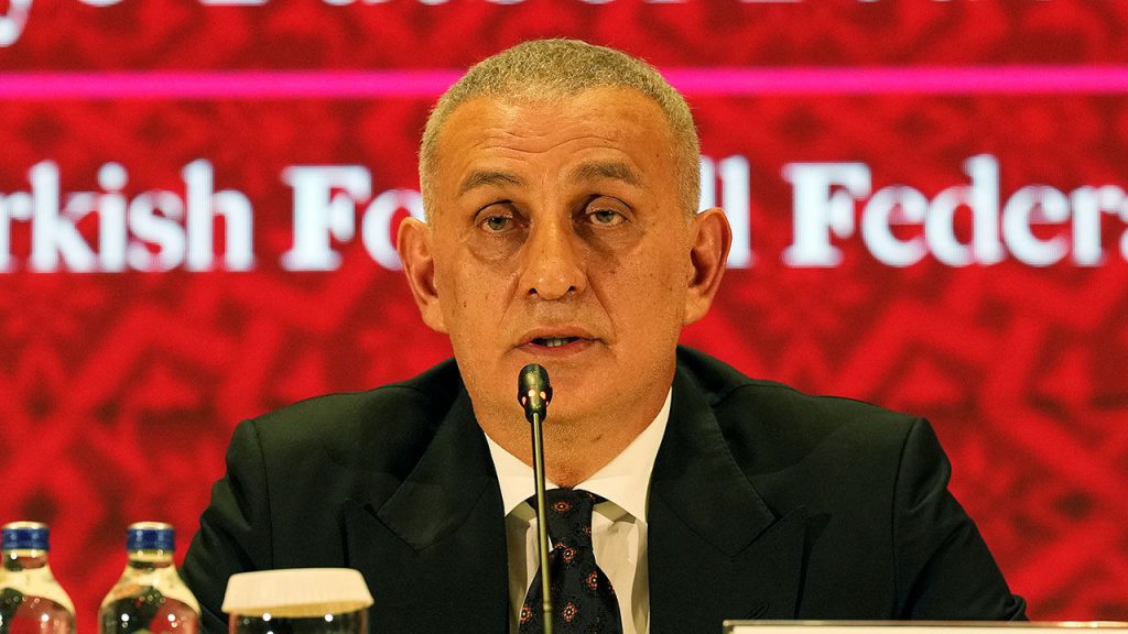 La Gestione degli Arbitri nello Sport: Una Questione di Integrità e Credibilità 

Introduzione
Il tema della gestione degli arbitri nella stagione sportiva è stato oggetto di discussione. La MHK, dall&#039;inizio del suo mandato, ha assunto un ruolo centrale nella gestione degli arbitri.

Approfondimento
La MHK, fin dal suo insediamento, ha assunto un controllo significativo sulla gestione degli arbitri, trasformandola in un sistema che alcuni definiscono come &quot;lavoro stagionale&quot;. Ciò ha sollevato interrogativi sulla professionalità e sull&#039;imparzialità degli arbitri.

Possibili Conseguenze
La gestione degli arbitri come &quot;lavoro stagionale&quot; potrebbe avere conseguenze significative sulla qualità e sulla credibilità degli incontri sportivi. Gli arbitri potrebbero essere influenzati da pressioni esterne o da interessi personali, compromettendo l&#039;integrità del gioco.

Opinione
Alcuni sostengono che la gestione degli arbitri dovrebbe essere più trasparente e professionale, per garantire l&#039;imparzialità e la credibilità degli incontri sportivi. Altri ritengono che il sistema attuale sia efficace e non necessiti di modifiche.

Analisi Critica dei Fatti
È importante analizzare criticamente la gestione degli arbitri e le sue conseguenze sulla qualità e sulla credibilità degli incontri sportivi. Ciò richiede un esame approfondito dei fatti e delle opinioni espresse dalle varie parti interessate.

Relazioni con altri fatti
La gestione degli arbitri è strettamente legata ad altri aspetti del mondo sportivo, come la gestione dei club, la formazione degli atleti e la promozione dello sport. È importante considerare queste relazioni per comprendere appieno le conseguenze della gestione degli arbitri.

Contesto storico
La gestione degli arbitri ha una lunga storia e ha subito diverse modifiche nel corso degli anni. È importante considerare il contesto storico per comprendere le ragioni che hanno portato alla situazione attuale.

Fonti
La fonte di questo articolo è Sabah. Per ulteriori informazioni, si consiglia di visitare il sito web ufficiale della fonte.