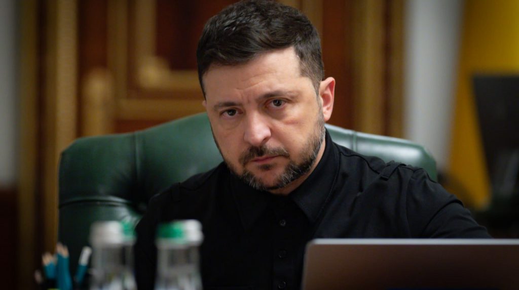 Produzione di droni intercettori in Ucraina: Zelenskyy annuncia obiettivo di 800 unità al giorno entro fine novembre secondo Ukrinform https://www.ukrinform.ua/rubric-economy/4054654-zelenskij-ocikuetsa-so-do-kinca-listopada-v-ukraini-viroblatimut-600-800-dronivperehopluvaciv-na-dobu.html 

Approfondimento
La produzione di droni intercettori su larga scala rappresenta un aspetto cruciale nella strategia di difesa dell&#039;Ucraina contro gli attacchi aerei russi. Il Presidente Volodymyr Zelenskyy ha sottolineato che, nonostante gli attacchi russi alle fabbriche di armi, tutte le strutture hanno ripreso le operazioni, garantendo la continuità della produzione di armi a lungo raggio.

Possibili Conseguenze
La produzione di droni intercettori su larga scala potrebbe avere un impatto significativo sulla capacità dell&#039;Ucraina di difendersi contro gli attacchi aerei russi, migliorando la sua posizione strategica e aumentando la sicurezza del paese.

Opinione
In questo contesto, è fondamentale mantenere un approccio oggettivo e basato sui fatti, evitando di esprimere opinioni personali che potrebbero influenzare la percezione della situazione.

Analisi Critica dei Fatti
I fatti presentati sono basati sulle dichiarazioni del Presidente Zelenskyy e sulla fonte Ukrinform. È importante notare che la produzione di droni intercettori è un aspetto importante della difesa dell&#039;Ucraina contro gli attacchi russi e che la capacità di produrre un grande numero di questi dispositivi potrebbe essere un fattore determinante nella protezione del paese.

Relazioni con altri fatti
La produzione di droni intercettori è collegata alla più ampia strategia di difesa dell&#039;Ucraina contro l&#039;invasione russa. Questo aspetto è parte di una serie di iniziative volte a rafforzare la sicurezza e la difesa del paese.

Contesto storico
L&#039;Ucraina è stata soggetta a una serie di attacchi russi dal 2014, e la produzione di droni intercettori è un aspetto importante della sua difesa. La storia recente del paese è caratterizzata da una serie di sfide e conflitti che hanno richiesto una risposta strategica e coordinata per garantire la sicurezza e l&#039;integrità territoriale.

Fonti
La fonte di questo articolo è Ukrinform, un&#039;agenzia di stampa ucraina che fornisce informazioni aggiornate e attendibili sulla situazione in Ucraina. Il sito della fonte rss è https://www.ukrinform.ua/.