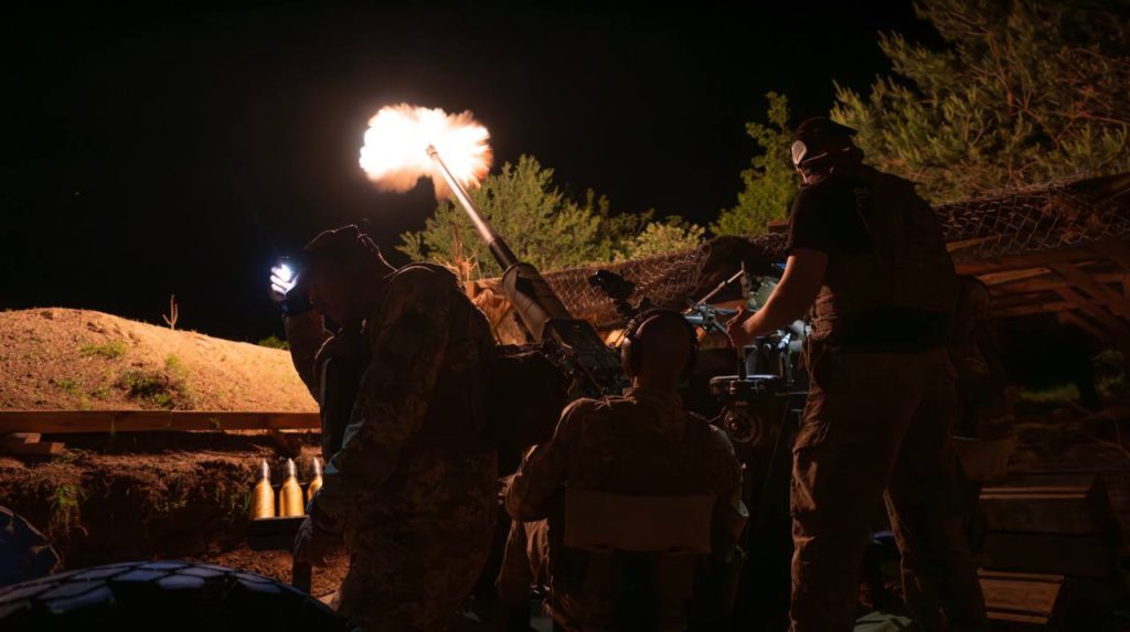 Scontri intensi sul fronte di Pokrovsk: le forze ucraine respingono 68 attacchi russi in un solo giorno

Attacchi russi sul fronte di Pokrovsk
Nei pressi del fronte di Pokrovsk, le forze ucraine hanno respinto 68 attacchi russi vicino a 18 insediamenti nel corso dell&#039;ultimo giorno. Complessivamente, si sono verificati 162 scontri armati sul campo di battaglia.

Dettagli degli scontri
Sul fronte di North Slobozhanshchyna e nella regione russa di Kursk, si è verificato un solo scontro armato. I russi hanno condotto 7 attacchi aerei, lanciando 13 bombe guidate, e hanno aperto il fuoco 179 volte, comprese 9 volte con sistemi di lancio multi-razzo.

Situazione sui vari fronti
Sul fronte di South Slobozhanshchyna, le forze ucraine hanno respinto 12 attacchi russi vicino agli insediamenti di Vovchansk, Vovchanski Khutory, Tykhe e Odradne e verso Kolodiazne e Dvorichanske.
Sul fronte di Kupiansk, si sono verificati 13 attacchi russi. Le forze ucraine hanno respinto gli assalti russi vicino agli insediamenti di Stepova Novoselivka e Borivska Andriivka e verso Petropavlivka, Kurylivka e Pishchane.
Sul fronte di Lyman, i russi hanno condotto 7 attacchi, cercando di sfondare la difesa ucraina vicino agli insediamenti di Hrekivka, Kolodiazi e Zarichne e verso Korovii Yar.
Sul fronte di Sloviansk, le forze ucraine hanno respinto 8 assalti russi vicino agli insediamenti di Serebrianka, Dronivka e Fedorivka e verso Siversk.
Sul fronte di Kramatorsk, si sono verificati 2 scontri armati. I russi hanno cercato di avanzare verso gli insediamenti di Chasiv Yar e Stupochky.
Sul fronte di Kostiantynivka, sono stati registrati 18 attacchi russi vicino agli insediamenti di Oleksandro-Shultyne, Shcherbynivka, Pleshchiivka, Rusyn Yar e Poltavka.
Sul fronte di Pokrovsk, le forze ucraine hanno respinto 68 assalti russi vicino agli insediamenti di Nykanorivka, Maiak, Myrnohrad, Chervonyi Lyman, Rodynske, Razine, Mykolaivka, Novoekonomichne, Pokrovsk, Lysivka, Zvirove, Kotlyne, Udachne, Molodetske, Novomykolaivka, Horikhove, Dachne e Filiia.
Sul fronte di Oleksandrivka, i russi hanno condotto 29 attacchi vicino agli insediamenti di Zelenyi Hai, Sichneve, Novoselivka, Vorone, Sosnivka, Verbove, Oleksiivka, Rybne, Yehorivka e Krasnohirske.
Sul fronte di Huliaipole, si sono verificati 5 scontri armati vicino al villaggio di Okhotnyche e verso Uspenivka.
Sul fronte di Orikhiv, i russi non hanno condotto alcuna azione offensiva.
Sul fronte di Prydniprovske, le forze ucraine hanno respinto un assalto russo verso il ponte di Antonivka.
Sui fronti di Volyn e Polissia, non ci sono prove della formazione di gruppi offensivi russi nella zona.

Approfondimento
La situazione sul fronte di Pokrovsk rimane tesa, con le forze ucraine che respingono gli attacchi russi. La Russia continua a condurre attacchi aerei e di artiglieria, ma le forze ucraine mantengono la loro posizione.

Possibili Conseguenze
La continuazione degli attacchi russi potrebbe portare a una escalation della situazione, con possibili conseguenze per la stabilità della regione. La comunità internazionale deve continuare a monitorare la situazione e a fornire supporto alle forze ucraine.

Opinione
La situazione sul fronte di Pokrovsk è estremamente preoccupante. La Russia deve cessare gli attacchi e cercare una soluzione pacifica al conflitto.

Analisi Critica dei Fatti
I fatti riportati dimostrano la continua aggressione russa contro le forze ucraine. La Russia deve essere chiamata a rispondere delle sue azioni e la comunità internazionale deve continuare a supportare l&#039;Ucraina.

Relazioni con altri fatti
La situazione sul fronte di Pokrovsk è legata alla più ampia crisi ucraina. La comunità internazionale deve considerare la situazione nel suo complesso e cercare di trovare una soluzione pacifica al conflitto.

Contesto storico
La crisi ucraina ha radici storiche profonde. La Russia ha sempre cercato di esercitare la sua influenza sulla regione e l&#039;Ucraina ha sempre cercato di mantenere la sua indipendenza.

Fonti
La fonte di questo articolo è General Staff of the Armed Forces of Ukraine su Facebook.
Per saperne di più, visita il sito di Ukrainska Pravda.
Supporta Ukrainska Pravda su Patreon!