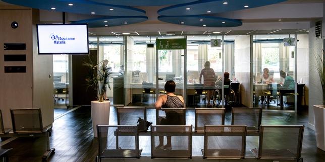 Bilancio della Sicurezza sociale francese: la Corte dei Conti segnala un inizio di ripresa ma sottolinea forti incertezze sul progetto di legge di finanziamento 2026

Approfondimento
La Corte dei Conti francese ha pubblicato un rapporto che sottolinea la necessità di un consenso tra le parti interessate per garantire l&#039;attuazione efficace delle misure previste nel progetto di legge di finanziamento della Sicurezza sociale per il 2026. Il rapporto evidenzia che l&#039;attuazione di tali misure richiede un accordo tra le diverse parti coinvolte, che al momento non è stato raggiunto.

Possibili Conseguenze
La mancanza di consenso potrebbe avere conseguenze negative sull&#039;attuazione delle misure previste, con possibili ritardi o modifiche che potrebbero impattare sulla gestione della Sicurezza sociale. Ciò potrebbe avere ripercussioni sulla sostenibilità e sull&#039;efficienza del sistema di Sicurezza sociale francese.

Opinione
Non è possibile esprimere un&#039;opinione in quanto il rapporto della Corte dei Conti si limita a sottolineare la necessità di un consenso senza prendere posizione. Tuttavia, è evidente che la mancanza di consenso potrebbe avere conseguenze negative sulla gestione della Sicurezza sociale.

Analisi Critica dei Fatti
Il rapporto della Corte dei Conti mette in evidenza la complessità del processo di attuazione delle misure previste nel progetto di legge di finanziamento della Sicurezza sociale per il 2026. La Corte dei Conti sottolinea la necessità di un consenso tra le parti interessate, che include il governo, il parlamento e le organizzazioni sindacali. La mancanza di consenso potrebbe essere dovuta a diverse ragioni, tra cui le divergenze sulle priorità e sugli obiettivi del progetto di legge.

Relazioni con altri fatti
Il progetto di legge di finanziamento della Sicurezza sociale per il 2026 è parte di un più ampio processo di riforma della Sicurezza sociale in Francia, che coinvolge diverse parti interessate e richiede un consenso per essere attuato efficacemente. La riforma della Sicurezza sociale è un tema cruciale in Francia, dove il sistema di Sicurezza sociale è considerato uno dei più avanzati al mondo.

Contesto storico
La Sicurezza sociale in Francia ha subito diverse riforme nel corso degli anni, con l&#039;obiettivo di garantire la sua sostenibilità e efficienza. La più recente riforma è stata introdotta nel 2020, con l&#039;obiettivo di ridurre i costi e di migliorare la gestione del sistema. Tuttavia, la riforma ha incontrato diverse critiche e opposizioni, che hanno portato a una revisione del progetto di legge.

Fonti
Il rapporto della Corte dei Conti è stato reso pubblico lunedì e può essere consultato sul sito web della Corte dei Conti. La fonte originale dell&#039;articolo è Le Monde, che ha pubblicato un articolo sul rapporto della Corte dei Conti. Per ulteriori informazioni, si può consultare il sito web della Le Monde all&#039;indirizzo https://www.lemonde.fr/.