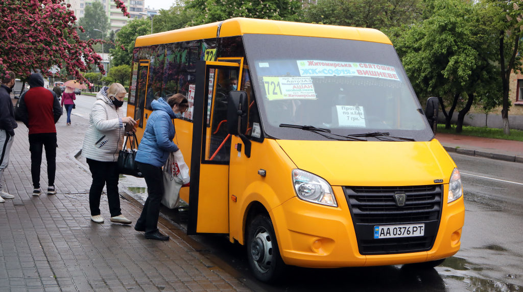 Kiev riduce i minibus a percorso fisso a seguito di 70 veicoli danneggiati da attacco russo