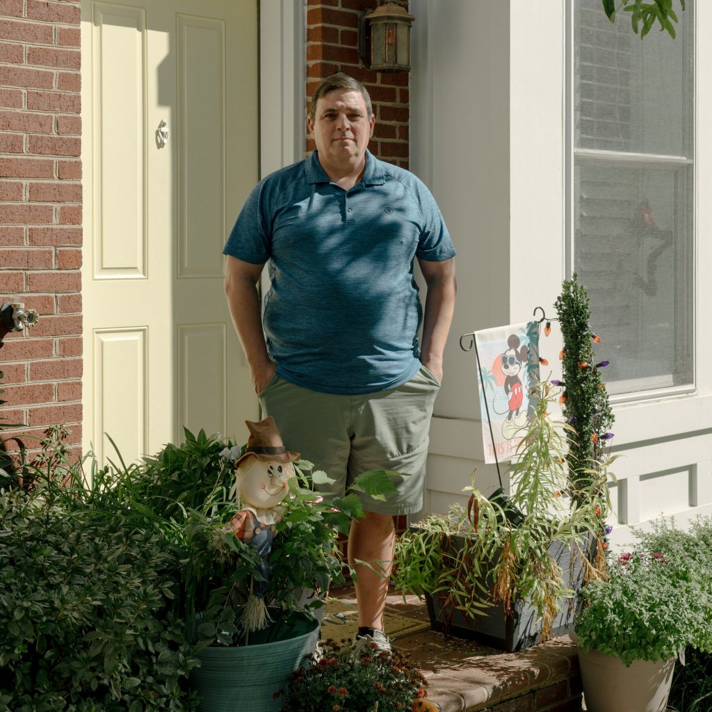 Conflitto condominiale: regole severe e divergenze politiche trasformano il giardino in campo di battaglia