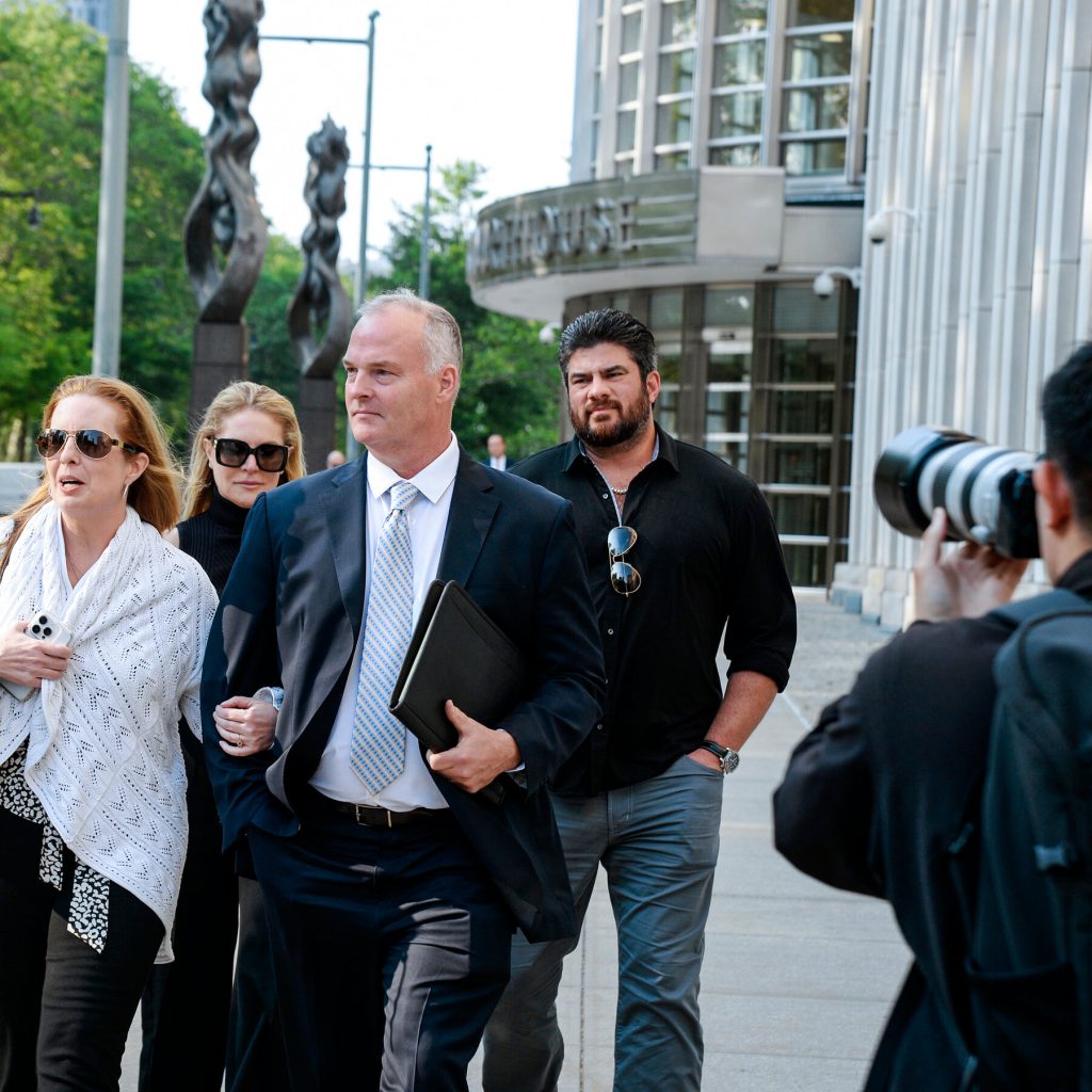 Grazia Presidenziale per Ex Ufficiale Coinvolto in Cospirazione: Implicazioni per la Sicurezza Nazionale e le Relazioni con la Cina

Introduzione
Il presidente Trump ha recentemente approvato la grazia per l&#039;ex ufficiale Michael McMahon, condannato per aver agito come agente illegale in una cospirazione ai danni di una famiglia cinese nel New Jersey. Questa decisione ha sollevato numerose questioni sulla natura della cospirazione e sul ruolo di McMahon all&#039;interno di essa.

Il Caso
I pubblici ministeri hanno affermato che Michael McMahon aveva agito come agente illegale in una cospirazione mirata a una famiglia cinese nel New Jersey. Tuttavia, la Casa Bianca sostiene che McMahon sia stato ingannato e coinvolto nella cospirazione senza essere a conoscenza delle vere intenzioni. Questa versione dei fatti solleva ulteriori interrogativi sulla complessità del caso.

Approfondimento
La cospirazione in questione sembra essere legata a una trama del governo cinese, anche se i dettagli esatti non sono stati resi noti. L&#039;intervento della Casa Bianca nel caso di Michael McMahon solleva interrogativi sulla natura della cospirazione e sul ruolo di McMahon all&#039;interno di essa. È fondamentale comprendere le motivazioni dietro la decisione di Trump di concedere la grazia a McMahon.

Possibili Conseguenze
La decisione di Trump di concedere la grazia a McMahon potrebbe avere implicazioni significative, sia per il caso specifico che per la politica estera degli Stati Uniti nei confronti della Cina. Potrebbe anche sollevare questioni relative alla sicurezza nazionale e alla protezione dei cittadini americani da influenze esterne. È cruciale valutare le possibili ripercussioni di questa decisione sulla scena internazionale.

Opinione
Non è possibile esprimere un&#039;opinione oggettiva su questo caso senza ulteriori informazioni. Tuttavia, è chiaro che la decisione di concedere la grazia a McMahon è stata presa dopo un&#039;attenta valutazione delle circostanze del caso. È importante attendere ulteriori sviluppi e informazioni per comprendere appieno le implicazioni di questa decisione.

Analisi Critica dei Fatti
L&#039;analisi dei fatti disponibili suggerisce che il caso di Michael McMahon sia complesso e coinvolga questioni di sicurezza nazionale e influenza estera. La versione dei fatti presentata dalla Casa Bianca, secondo cui McMahon è stato ingannato, solleva ulteriori interrogativi sulla natura della cospirazione e sulle azioni di McMahon. È fondamentale esaminare criticamente le informazioni disponibili per comprendere la portata del caso.

Relazioni con altri fatti
Il caso di Michael McMahon potrebbe essere collegato ad altri casi di influenza estera e cospirazione negli Stati Uniti. La comprensione di questi collegamenti potrebbe fornire ulteriori informazioni sulla portata e sulla natura di tali cospirazioni. È importante esaminare le possibili connessioni tra questo caso e altri eventi simili per avere una visione più completa della situazione.

Utilità pratica
La conoscenza dei dettagli di questo caso può essere utile per comprendere meglio le complessità delle relazioni internazionali e le sfide poste dalla sicurezza nazionale. Inoltre, può fornire informazioni utili per le autorità e i cittadini sulla necessità di vigilanza e protezione contro influenze esterne. È cruciale che i cittadini siano consapevoli delle possibili minacce e delle misure di protezione necessarie.

Contesto storico
Il caso di Michael McMahon si inserisce in un contesto storico più ampio di tensioni e sfide nelle relazioni tra Stati Uniti e Cina. La comprensione di questo contesto può aiutare a chiarire le motivazioni e le implicazioni della decisione di Trump di concedere la grazia a McMahon. È fondamentale esaminare le dinamiche storiche e politiche che hanno portato a questo evento.

Fonti
La fonte di questo articolo è The New York Times. Per ulteriori informazioni, si consiglia di consultare l&#039;articolo originale pubblicato sul sito web della fonte.