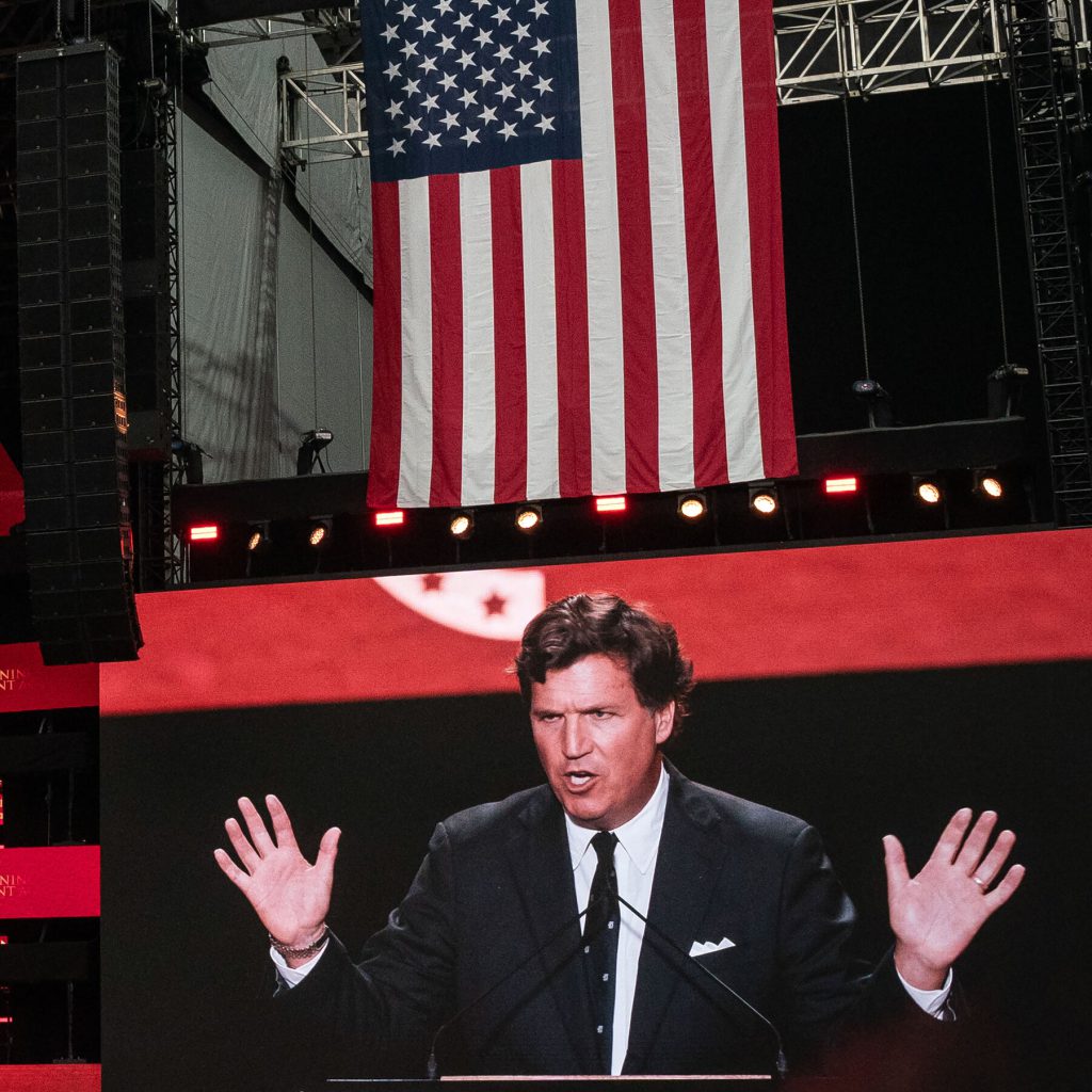 Tucker Carlson: l&#039;intervista a un nazionalista bianco e la frattura della destra