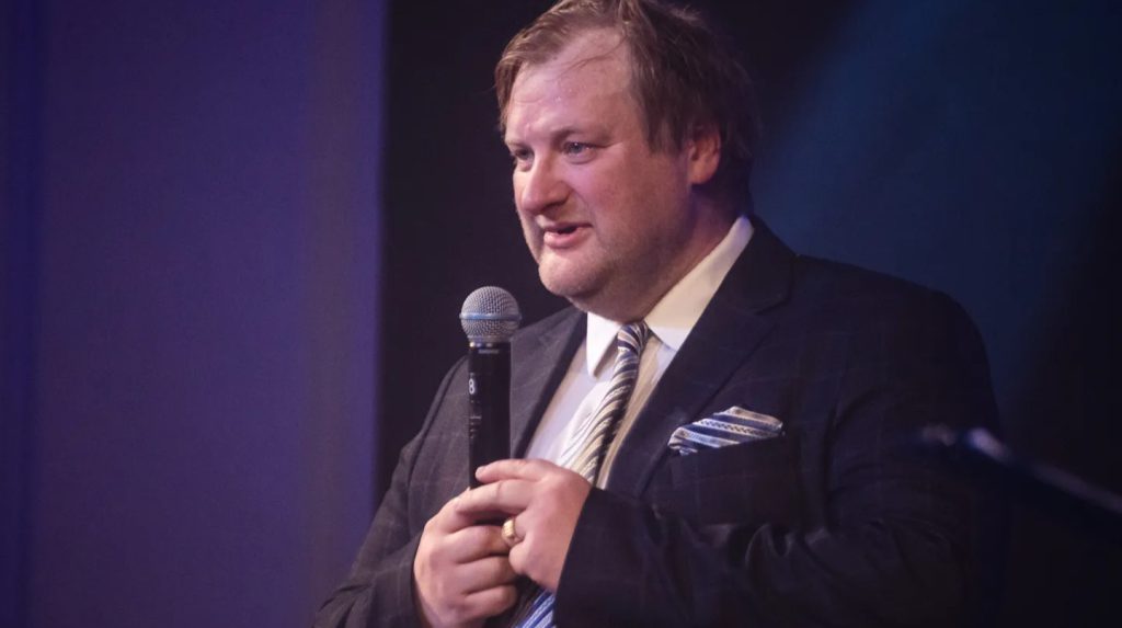 Arresto di un blogger filo-Kremlin in Estonia: le autorità indagano su attività di propaganda e violazione delle sanzioni internazionali

## Approfondimento
La detenzione di Oleg Besedin, un noto blogger filo-Kremlin, è stata effettuata dal Servizio di Sicurezza Interna dell&#039;Estonia (KAPO) il 4 novembre con l&#039;accusa di attività non violenta diretta contro la Repubblica di Estonia e di violazione delle sanzioni internazionali. Besedin è sospettato di aver collaborato con individui che agiscono negli interessi dei servizi di intelligence russi e di aver partecipato alle operazioni di influenza dell&#039;informazione della Russia dal 2022.

## Possibili Conseguenze
L&#039;arresto di Oleg Besedin potrebbe avere conseguenze significative per la comunità filo-Kremlin in Estonia e per la libertà di espressione nel paese. La detenzione di Besedin è stata segnalata per la prima volta la sera del 4 novembre da Oleg Ivanov, un ex membro del consiglio del partito filo-Kremlin Koos, che ha detto di avere &quot;notizie estremamente spiacevoli&quot;.

## Opinione
Ivanov ha detto che circa 20 agenti del Servizio di Sicurezza Interna erano coinvolti nella perquisizione dello studio di Besedin e che presumibilmente hanno trovato qualcosa. Ivanov ha aggiunto che Besedin era stato portato via intorno alle 19:00 e che non si sa dove si trovi in questo momento.

## Analisi Critica dei Fatti
La detenzione di Oleg Besedin è avvenuta in un contesto di tensioni crescenti tra l&#039;Estonia e la Russia, con l&#039;Estonia che ha preso misure per contrastare l&#039;influenza russa nel paese. La comunità filo-Kremlin in Estonia ha espresso preoccupazione per la libertà di espressione e per la possibilità di esprimere opinioni diverse.

## Relazioni con altri fatti
Nel 2023, il Servizio di Sicurezza Interna dell&#039;Estonia ha detenuto Allan Hantsom, un membro del partito filo-Kremlin Koos, con l&#039;accusa di spionaggio contro il paese. La detenzione di Besedin è quindi parte di una più ampia strategia dell&#039;Estonia per contrastare l&#039;influenza russa nel paese.

## Contesto storico
La detenzione di Oleg Besedin è avvenuta in un contesto di tensioni crescenti tra l&#039;Estonia e la Russia, con l&#039;Estonia che ha preso misure per contrastare l&#039;influenza russa nel paese. La Russia ha cercato di esercitare la sua influenza in Estonia attraverso vari canali, compresi i media e le organizzazioni filo-Kremlin.

## Fonti
La fonte di questa notizia è Postimees, come riportato da European Pravda. Per saperne di più, si può visitare il sito web di Ukrainska Pravda. Il link diretto all&#039;articolo originale è: https://rus.postimees.ee/. Il sito della fonte rss è: https://www.patreon.com/pravdaua.