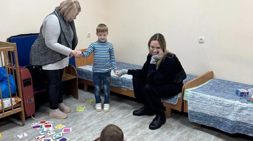 Angelina Jolie condivide la sua esperienza in Ucraina: una storia di speranza e determinazione tra le difficoltà della guerra