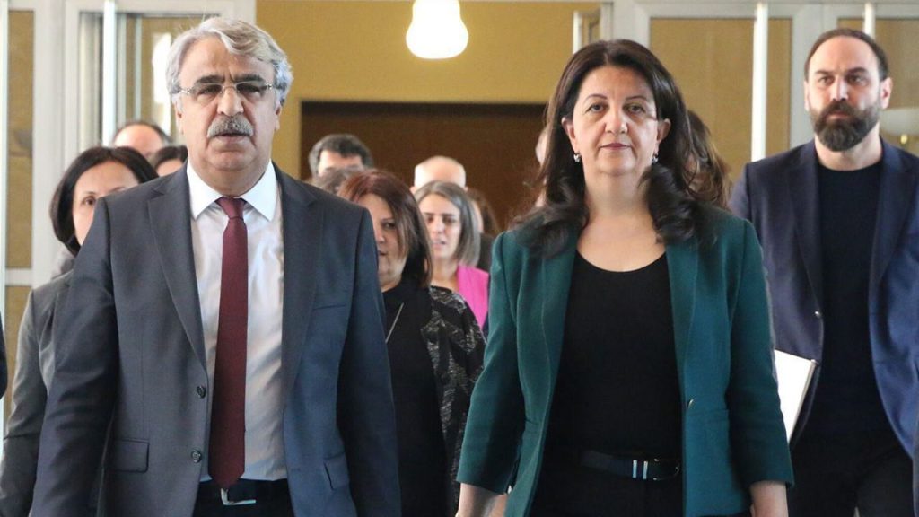 Turchia verso la pace: la delegazione DEM incontra il leader del PKK Abdullah Öcalan per discutere il processo di &quot;Turchia senza terrorismo&quot;