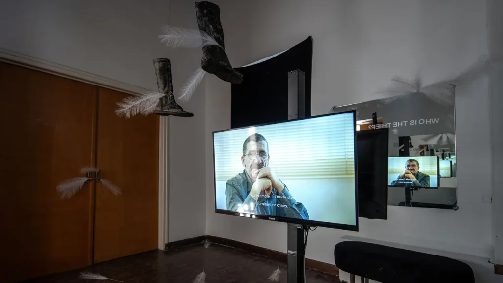 Derviş Zaim trasforma il documentario “Tavuri” in installazione artistica “Ayna” al Biennale di Lefkoşa