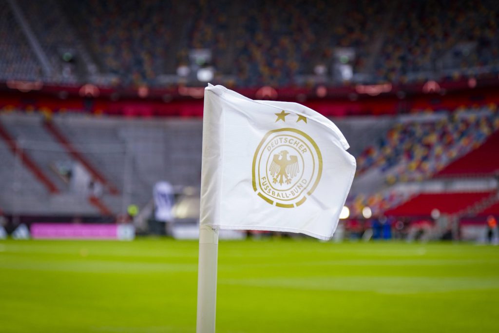 La Federazione Calcistica Tedesca annuncia una decisione storica in vista del Campionato Mondiale del 2026

Introduzione
La Federazione Calcistica Tedesca (DFB) ha annunciato una grande novità in vista del Campionato Mondiale del 2026, un evento che si preannuncia come uno dei più importanti per il calcio tedesco.

La Notizia
Ora tutti possono vedere la notizia ufficiale: il DFB ha reso pubblica una decisione importante che ha lasciato i tifosi a bocca aperta. La notizia è stata confermata ufficialmente e ha già iniziato a generare grande interesse e discussione tra i fan del calcio.

Approfondimento
Il Campionato Mondiale del 2026 si preannuncia come un evento di grande importanza per il calcio tedesco e la decisione del DFB potrebbe avere un impatto significativo sui tifosi e sulla squadra. La Federazione ha lavorato duramente per preparare la squadra a questo evento e la decisione annunciata potrebbe essere un passo importante verso il successo.

Possibili Conseguenze
La novità annunciata potrebbe avere conseguenze interessanti per il futuro del calcio tedesco e per la partecipazione della squadra al Campionato Mondiale. I tifosi sono ansiosi di sapere come la decisione del DFB influenzerà la squadra e se porterà a cambiamenti significativi nella strategia o nella formazione.

Opinione
Non è ancora possibile esprimere un&#039;opinione definitiva sulla decisione del DFB, ma è certo che i tifosi sono molto interessati a sapere cosa significhi per il loro team. Molti fan sono già iniziati a discutere e a speculare sulle possibili implicazioni della decisione, mentre altri aspettano con ansia ulteriori informazioni ufficiali.

Analisi Critica dei Fatti
Per comprendere appieno la portata della decisione del DFB, è necessario analizzare i fatti e considerare le possibili implicazioni per il calcio tedesco. È importante esaminare il contesto in cui la decisione è stata presa e valutare come potrebbe influenzare la squadra e il calcio tedesco nel suo complesso.

Relazioni con altri fatti
La decisione del DFB potrebbe essere collegata ad altri eventi e decisioni nel mondo del calcio, e comprendere queste relazioni potrebbe aiutare a capire meglio la situazione. Ad esempio, la decisione potrebbe essere influenzata da cambiamenti nella dirigenza della Federazione o da nuove strategie di marketing e comunicazione.

Contesto storico
Il Campionato Mondiale del 2026 si inserisce in un contesto storico più ampio del calcio tedesco, e la decisione del DFB potrebbe essere influenzata da eventi e tendenze passate. La Federazione ha una lunga storia di successi e insuccessi, e la decisione annunciata potrebbe essere vista come un tentativo di ripetere i successi del passato o di superare le difficoltà affrontate in precedenza.

Fonti
La fonte di questa notizia è il sito Kicker, che ha pubblicato l&#039;articolo originale con il titolo &quot;WM-Hammer offiziell! DFB lässt die Katze aus dem Sack&quot;. Il sito Kicker è una fonte autorevole e affidabile per le notizie sul calcio tedesco e internazionale.