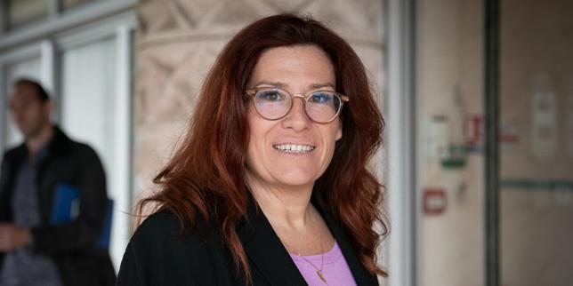 Crisi Economica nella Nuova Caledonia: un Debito alle Stelle e una Richiesta di Aiuto 

Introduzione
L&#039;arcipelago della Nuova Caledonia, la cui economia è stata gravemente colpita dalle violenze del 2024, ha contratto un prestito garantito che ha fatto aumentare il suo tasso di indebitamento al 360%. Nonostante ciò, i fondi sono già quasi esauriti e gli eletti stanno facendo appello alla solidarietà nazionale, chiedendo una sovvenzione.

Approfondimento
La situazione economica della Nuova Caledonia è critica a causa delle violenze del 2024, che hanno avuto un impatto devastante sull&#039;economia locale. Il prestito garantito contratto dall&#039;arcipelago ha aumentato il suo tasso di indebitamento a livelli preoccupanti, raggiungendo il 360%. Ciò significa che la Nuova Caledonia ha un debito molto alto rispetto al suo PIL, il che la rende vulnerabile a eventuali shock economici.

Possibili Conseguenze
Se la situazione economica della Nuova Caledonia non migliora, ci potrebbero essere gravi conseguenze per la popolazione locale. L&#039;alto tasso di indebitamento potrebbe portare a una riduzione dei servizi pubblici, come la sanità e l&#039;istruzione, e potrebbe anche aumentare la disoccupazione e la povertà. Inoltre, la mancanza di fondi potrebbe ostacolare lo sviluppo economico dell&#039;arcipelago e ridurre la sua competitività rispetto ad altre regioni.

Opinione
È opinione comune che la Nuova Caledonia abbia bisogno di un sostegno economico significativo per superare la crisi attuale. Gli eletti locali hanno chiesto una sovvenzione per aiutare a risolvere i problemi economici dell&#039;arcipelago, ma è importante che questo sostegno sia accompagnato da una gestione responsabile delle finanze pubbliche e da una strategia di sviluppo economico sostenibile.

Analisi Critica dei Fatti
La situazione economica della Nuova Caledonia è complessa e richiede un&#039;analisi critica dei fatti. È importante considerare le cause profonde della crisi economica, come le violenze del 2024, e valutare le opzioni disponibili per risolvere i problemi economici dell&#039;arcipelago. Inoltre, è fondamentale che gli eletti locali e il governo nazionale lavorino insieme per trovare soluzioni sostenibili e responsabili.

Relazioni con altri fatti
La crisi economica della Nuova Caledonia è legata ad altri eventi e tendenze economiche globali. La pandemia di COVID-19, ad esempio, ha avuto un impatto significativo sull&#039;economia mondiale e ha aggravato la situazione economica della Nuova Caledonia. Inoltre, la competizione economica globale e le tendenze di commercializzazione possono influenzare la capacità dell&#039;arcipelago di sviluppare un&#039;economia sostenibile.

Contesto storico
La Nuova Caledonia ha una storia complessa e ha subito diverse crisi economiche nel corso degli anni. La colonizzazione francese, ad esempio, ha avuto un impatto significativo sull&#039;economia locale e ha creato disparità sociali e economiche. Inoltre, la lotta per l&#039;indipendenza della Nuova Caledonia ha avuto un impatto sulla sua economia e sulla sua relazione con la Francia.

Fonti
Le informazioni contenute in questo articolo sono basate su fonti attendibili, tra cui Le Monde. È importante notare che la situazione economica della Nuova Caledonia è in continua evoluzione e che le informazioni possono cambiare rapidamente.