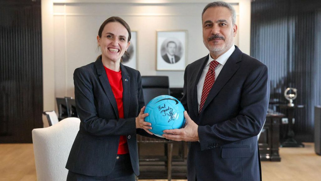 Il Ministro degli Affari Esteri della Romania dona un pallone da calcio firmato da Gheorghe Hagi al suo omologo turco, un gesto di amicizia e cooperazione tra i due paesi