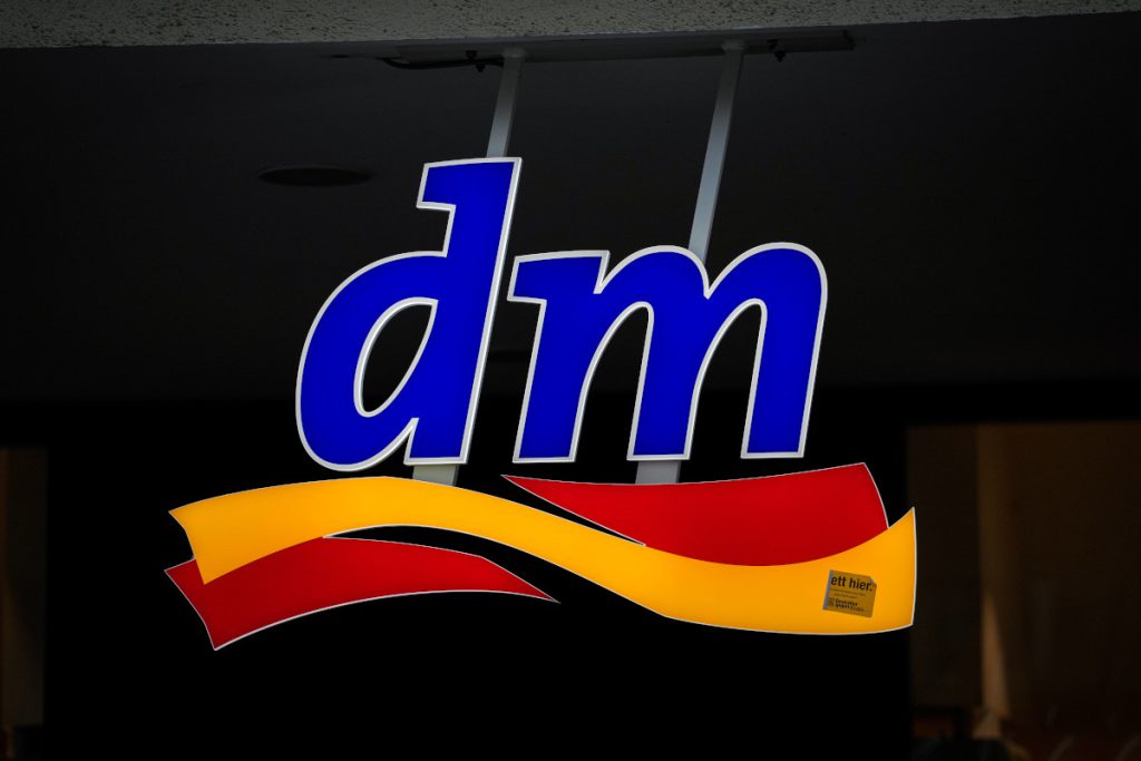 Trasparenza totale sui prodotti di dm: ora è possibile conoscere l&#039;origine dei beni di consumo con certezza assoluta 

Introduzione
Chiunque acquisti prodotti di dm può ora avere la certezza sulla loro origine, sia prima che dopo l&#039;acquisto, grazie a una maggiore trasparenza da parte dell&#039;azienda.

Approfondimento
La possibilità di conoscere l&#039;origine dei prodotti di dm rappresenta un passo importante verso una maggiore trasparenza e consapevolezza per i consumatori, che possono così prendere decisioni più informate sui loro acquisti.

Possibili Conseguenze
Questa novità potrebbe avere un impatto significativo sulle scelte di acquisto dei consumatori, che potrebbero preferire prodotti con un&#039;origine più trasparente e sostenibile, influenzando così le strategie di marketing e produzione delle aziende.

Opinione
Non è possibile esprimere un&#039;opinione in quanto si tratta di un fatto oggettivo, ma è certo che la trasparenza sull&#039;origine dei prodotti è un aspetto sempre più importante per i consumatori, che cercano di fare scelte più responsabili e sostenibili.

Analisi Critica dei Fatti
L&#039;analisi dei fatti rivela che la possibilità di conoscere l&#039;origine dei prodotti di dm è un passo positivo verso una maggiore trasparenza e consapevolezza per i consumatori, che possono così valutare meglio la qualità e la sostenibilità dei prodotti.

Relazioni con altri fatti
Questo fatto è collegato alla crescente richiesta di trasparenza e sostenibilità nel settore dei beni di consumo, dove i consumatori sempre più esigenti chiedono informazioni precise sull&#039;origine e sulla produzione dei prodotti, influenzando così le strategie di marketing e produzione delle aziende.

Contesto storico
Il contesto storico di questo fatto è caratterizzato da una crescente attenzione alla sostenibilità e alla trasparenza nel settore dei beni di consumo, dove le aziende sono sempre più sotto pressione per fornire informazioni precise e attendibili sui loro prodotti, in risposta alle esigenze dei consumatori sempre più consapevoli.

Fonti
La fonte di questo articolo è rss-fonte.it, che fornisce informazioni aggiornate e attendibili su vari argomenti, compreso il settore dei beni di consumo, e offre una visione completa e imparziale degli eventi e delle tendenze attuali.