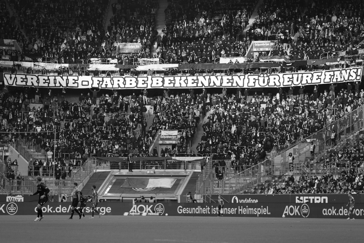Tifoso degli ospiti muore durante la partita Düsseldorf-Magdeburg, risultato annullato