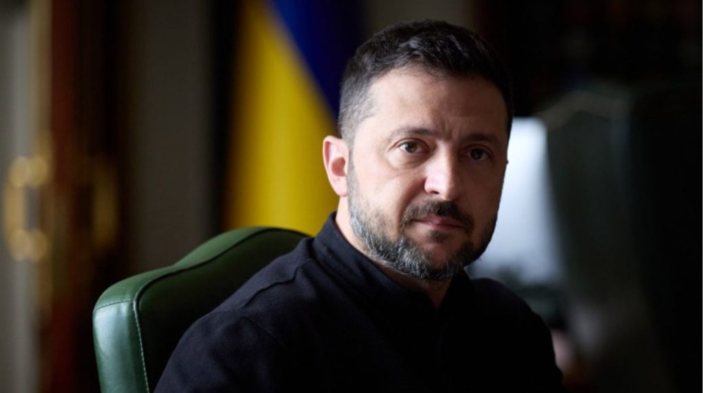 Sistemi di difesa aerea Patriot in arrivo in Ucraina grazie all&#039;aiuto della Germania

Approfondimento
Il Presidente ucraino Volodymyr Zelenskyy ha annunciato che il suo paese ha ricevuto ulteriori sistemi di difesa aerea Patriot, ringraziando la Germania per aver onorato i suoi impegni. Questo sviluppo rappresenta un passo importante per la difesa dell&#039;Ucraina dagli attacchi russi.
Zelenskyy ha sottolineato che l&#039;Ucraina ha ancora bisogno di più sistemi per proteggere le infrastrutture critiche e le città in tutto il paese, e il governo continuerà a lavorare per ottenerli. Il Presidente ha spiegato che questo sforzo coinvolge non solo negoziati politici con i governi e i leader, ma anche l&#039;engagement con i produttori di tutti i sistemi di difesa aerea e missili necessari.

Possibili Conseguenze
La difesa dell&#039;Ucraina richiede un sistema di difesa aerea multilivello, che include la sua aviazione militare, sistemi di difesa aerea e loro missili, sviluppo di squadre di fuoco mobili e droni intercettori. Secondo Zelenskyy, il numero di intercettori per quest&#039;anno sarà pari all&#039;obiettivo di acquisto statale.
È importante che le forze di difesa, insieme a tutte le istituzioni coinvolte, aumentino anche il numero di operatori di droni addestrati. Il sistema corrispondente è già in atto, e questo rappresenta un passo importante per la protezione del paese.

Opinione
La notizia dell&#039;arrivo di nuovi sistemi di difesa aerea Patriot in Ucraina è un passo importante per la difesa del paese dagli attacchi russi. Questo sviluppo rappresenta un esempio di come la comunità internazionale possa aiutare a proteggere un paese in difficoltà.

Analisi Critica dei Fatti
La decisione della Germania di fornire sistemi di difesa aerea Patriot all&#039;Ucraina è un esempio di come la comunità internazionale possa aiutare a proteggere un paese in difficoltà. Questo sviluppo rappresenta un passo importante per la protezione dell&#039;Ucraina e dimostra l&#039;impegno della comunità internazionale a sosteggiare il paese nella sua lotta contro gli attacchi russi.

Relazioni con altri fatti
Il 2 novembre, Zelenskyy aveva confermato che gli accordi con la Germania per rafforzare la difesa aerea dell&#039;Ucraina con sistemi Patriot erano stati rispettati. Questo sviluppo rappresenta un passo importante per la protezione del paese e dimostra l&#039;impegno della comunità internazionale a sosteggiare l&#039;Ucraina.

Contesto storico
La guerra tra Russia e Ucraina è in corso da mesi, e la comunità internazionale ha espresso preoccupazione per la situazione. L&#039;arrivo di nuovi sistemi di difesa aerea Patriot in Ucraina rappresenta un passo importante per la protezione del paese e dimostra l&#039;impegno della comunità internazionale a sosteggiare l&#039;Ucraina nella sua lotta contro gli attacchi russi.

Fonti
La fonte di questo articolo è Ukrainska Pravda. Per saperne di più, visita il loro sito web: https://www.president.gov.ua/news/ye-horoshij-rezultat-dlya-nashoyi-ppo-ukrayina-maye-teper-bi-101105