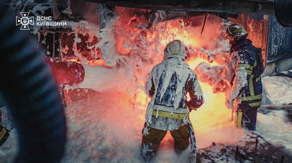 Attacco notturno russo sull&#039;oblast&#039; di Kyiv: cinque feriti e danni alle infrastrutture