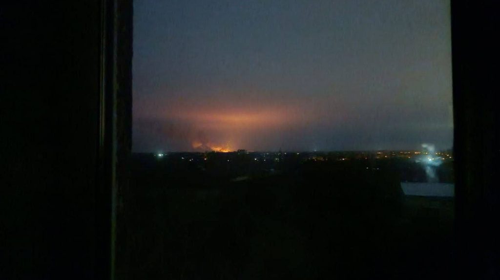 Forze ucraine colpiscono base di droni Shahed nella regione di Donetsk occupata: un successo strategico nella lotta contro gli attacchi aerei

Approfondimento
L&#039;operazione di attacco alla base di deposito di droni Shahed rappresenta un importante successo per le forze ucraine, che stanno cercando di contrastare l&#039;uso di questi droni da parte delle forze occupanti. La distruzione di questa base potrebbe avere un impatto significativo sulla capacità delle forze occupanti di utilizzare questi droni per attacchi contro l&#039;Ucraina.

Possibili Conseguenze
La distruzione della base di deposito di droni Shahed potrebbe avere conseguenze significative sulla capacità delle forze occupanti di utilizzare questi droni per attacchi contro l&#039;Ucraina. Ciò potrebbe portare a una riduzione degli attacchi aerei e a una maggiore sicurezza per la popolazione civile.

Opinione
Non è possibile esprimere un&#039;opinione in merito a questo evento, in quanto si tratta di un fatto verificabile. Tuttavia, è possibile affermare che l&#039;operazione di attacco alla base di deposito di droni Shahed rappresenta un importante successo per le forze ucraine e potrebbe avere un impatto positivo sulla sicurezza e la stabilità della regione.

Analisi Critica dei Fatti
L&#039;analisi critica dei fatti rivela che l&#039;operazione di attacco alla base di deposito di droni Shahed è stata condotta con successo dalle forze ucraine, grazie a una meticolosa operazione di intelligence. Ciò dimostra la capacità delle forze ucraine di pianificare e eseguire operazioni complesse e di alta precisione.

Relazioni con altri fatti
Questo evento è collegato alla più ampia situazione di conflitto nella regione, e potrebbe avere implicazioni per la sicurezza e la stabilità della zona. La distruzione della base di deposito di droni Shahed potrebbe anche avere un impatto sulla strategia militare delle forze occupanti e sulla loro capacità di utilizzare questi droni per attacchi contro l&#039;Ucraina.

Contesto storico
Il conflitto nella regione di Donetsk ha una lunga storia, e l&#039;uso di droni Shahed è solo uno degli aspetti di questo conflitto. La regione è stata teatro di numerosi scontri e operazioni militari negli ultimi anni, e la distruzione della base di deposito di droni Shahed rappresenta un importante sviluppo in questo contesto.

Fonti
La fonte di questo articolo è Ukrainska Pravda, che ha pubblicato la notizia originale. Per sostenere Ukrainska Pravda, è possibile donare su Patreon. Il link diretto all&#039;articolo originale è: https://www.pravda.com.ua/eng/news/2025/11/05/8006019/