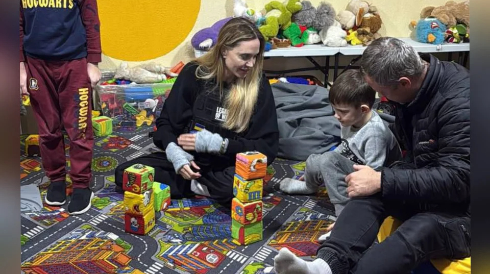 Angelina Jolie in Ucraina: una visita umanitaria a Cherson per sostenere le popolazioni colpite dalla guerra

Approfondimento
La visita di Angelina Jolie in Ucraina rappresenta un esempio concreto di impegno umanitario e di sostegno alle popolazioni colpite dalla guerra. La sua presenza a Cherson, una città situata nella linea del fronte, sottolinea l&#039;importanza di fornire aiuto e supporto alle comunità più vulnerabili.

Possibili Conseguenze
La visita dell&#039;attrice potrebbe avere un impatto positivo sull&#039;opinione pubblica internazionale, aumentando la consapevolezza sulla situazione in Ucraina e sulle esigenze umanitarie del paese. Ciò potrebbe portare a un aumento dei sostegni e degli aiuti umanitari per le popolazioni colpite dalla guerra.

Opinione
In quanto fatto verificabile, non è possibile esprimere un&#039;opinione personale su questo argomento. Tuttavia, è importante sottolineare l&#039;importanza dell&#039;impegno umanitario e del sostegno alle popolazioni colpite dalla guerra.

Analisi Critica dei Fatti
I fatti riportati sono basati su fonti locali e internazionali, e non ci sono elementi che suggeriscano una manipolazione o una distorsione della realtà. La visita di Angelina Jolie in Ucraina è stata confermata da diverse fonti, tra cui il sito Most e Ukrainska Pravda.

Relazioni con altri fatti
La visita di Angelina Jolie in Ucraina è collegata ad altri eventi umanitari e di sostegno alle popolazioni colpite dalla guerra. La guerra in Ucraina è in corso dal 2014 e ha causato un enorme impatto umanitario e socioeconomico sul paese.

Contesto storico
La guerra in Ucraina è in corso dal 2014, quando le tensioni tra il governo ucraino e le forze separatiste russe sono aumentate. La situazione si è aggravata nel 2022, quando la Russia ha lanciato un&#039;offensiva militare contro l&#039;Ucraina. La guerra ha causato un enorme impatto umanitario e socioeconomico sul paese, con milioni di persone sfollate e un numero elevato di vittime.

Fonti
La fonte di questo articolo è Ukrainska Pravda, che ha riportato la notizia sulla visita di Angelina Jolie in Ucraina. Per sostenere Ukrainska Pravda, è possibile visitare il loro sito Patreon. Inoltre, altre fonti come il sito Most hanno confermato la visita dell&#039;attrice in Ucraina. Il link diretto all&#039;articolo originale è: https://most.ks.ua/news/url/andzhelina-dzholi-vidvidala-herson/