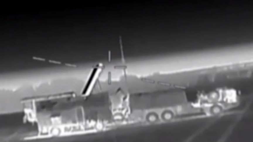 Ucraina colpisce il sistema di difesa aerea russo nella Crimea occupata: nuovi attacchi e possibili conseguenze

Introduzione
Il Defence Intelligence of Ukraine (DIU) ha riferito che le sue forze hanno condotto nuovi attacchi contro componenti di alto valore del sistema di difesa aerea russo nella Crimea occupata nella notte del 1-2 novembre.

Fonte
La fonte di questa informazione è il Defence Intelligence of Ukraine e Ukrainska Pravda.

Citazione
&quot;A seguito di un attacco a un comando di un battaglione di missili superficie-aria S-400 Triumf in una posizione di combattimento, un radar multifunzionale russo 92N6E e l&#039;equipaggiamento di alimentazione autonoma del comando sono stati distrutti.&quot;

Dettagli
Il DIU ha aggiunto che il suo personale specializzato ha anche colpito con successo un radar di sorveglianza aeroportuale AORL-1AS e un radar P-18 Terek appartenenti alle forze russe.

Contesto
Le forze speciali ucraine (SOF) avevano precedentemente distrutto un Buk-M3, l&#039;ultima versione del sistema di missili superficie-aria, e disabilitato una stazione radar Nebo-U nell&#039;oblast&#039; di Rostov in Russia.
Inoltre, l&#039;unità speciale Prymary (Phantoms) del DIU aveva recentemente colpito due stazioni radar 48Ya6-K1 Podlet e un lanciatore 9A82 da un sistema di missili superficie-aria S-300V.

Supporto
Potete sostenere Ukrainska Pravda su Patreon!

Approfondimento
Gli attacchi contro il sistema di difesa aerea russo nella Crimea occupata rappresentano un ulteriore escalation del conflitto tra Ucraina e Russia. La capacità dell&#039;Ucraina di colpire con precisione obiettivi militari russi potrebbe avere un impatto significativo sulla dinamica del conflitto.

Possibili Conseguenze
Le conseguenze di questi attacchi potrebbero essere molteplici, tra cui un aumento della tensione tra Ucraina e Russia, un potenziale aumento delle operazioni militari nella regione e un impatto sulla stabilità della regione.

Opinione
Non è possibile esprimere un&#039;opinione oggettiva su questo evento, poiché si tratta di un fatto verificabile. Tuttavia, è possibile affermare che gli attacchi contro il sistema di difesa aerea russo rappresentano un evento significativo nel conflitto tra Ucraina e Russia.

Analisi Critica dei Fatti
L&#039;analisi critica dei fatti rivela che gli attacchi contro il sistema di difesa aerea russo sono stati condotti con precisione e hanno colpito obiettivi militari russi. Ciò suggerisce che l&#039;Ucraina ha una capacità militare significativa e può rappresentare un fattore importante nel conflitto.

Relazioni con altri fatti
Gli attacchi contro il sistema di difesa aerea russo sono collegati ad altri eventi nel conflitto tra Ucraina e Russia, tra cui la distruzione di un Buk-M3 e la disabilitazione di una stazione radar Nebo-U.

Contesto storico
Il conflitto tra Ucraina e Russia ha una lunga storia e gli attacchi contro il sistema di difesa aerea russo rappresentano un ulteriore capitolo in questo conflitto. La regione della Crimea è stata occupata dalla Russia dal 2014 e gli attacchi contro il sistema di difesa aerea russo potrebbero rappresentare un tentativo dell&#039;Ucraina di riaffermare la sua sovranità sulla regione.

Fonti
La fonte originale di questo articolo è Defence Intelligence of Ukraine e Ukrainska Pravda. Il sito della fonte rss è Ukrainska Pravda.