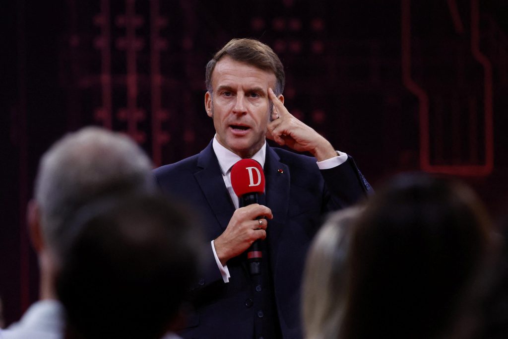 Macron si confronta con i cittadini su algoritmi e democrazia a Arras