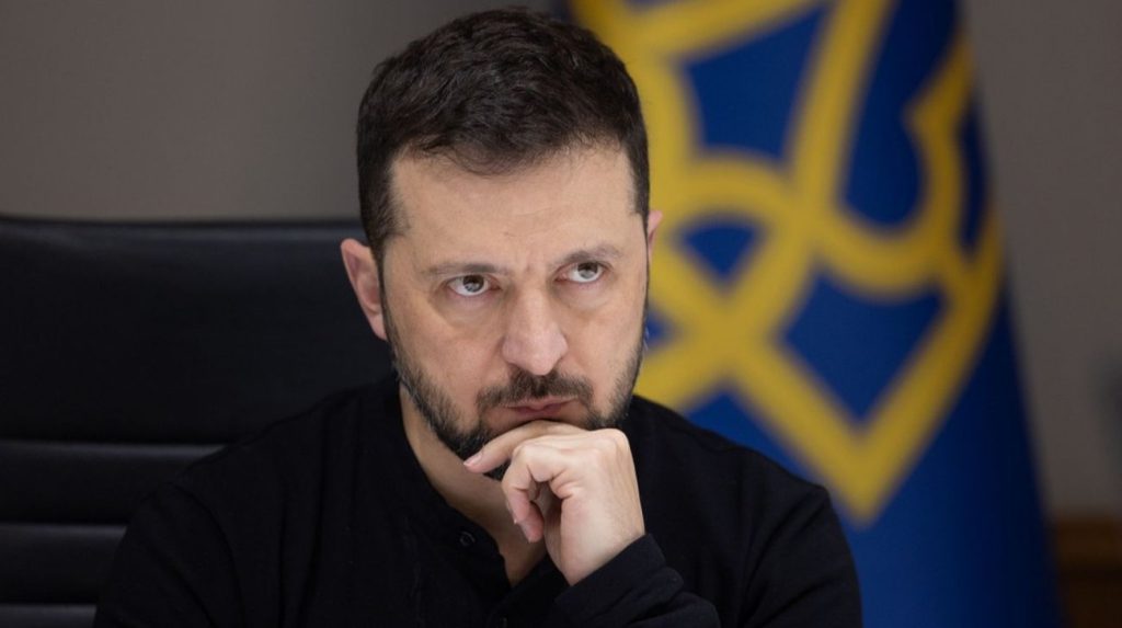 Ucraina e Unione Europea stringono la morsa sulla Russia: nuove sanzioni firmate da Zelenskyy per contrastare l&#039;aggressione russa

Approfondimento
Il Presidente dell&#039;Ucraina, Volodymyr Zelenskyy, ha firmato nuove sanzioni contro la Russia, allineate con il 19° pacchetto di sanzioni dell&#039;Unione Europea. Queste misure mirano a colpire le esportazioni di risorse russe e le catene di approvvigionamento che forniscono componenti elettronici alla Russia. Inoltre, Zelenskyy ha istruito il Consiglio di sicurezza e difesa nazionale a sviluppare nuove misure basate sulle proposte relative agli attori della propaganda russa, alle entità di produzione militare e ai collaboratori.

Possibili Conseguenze
Le nuove sanzioni potrebbero avere un impatto significativo sulle entrate della Russia e sulla sua capacità di condurre guerra. L&#039;impatto complessivo sulle entrate della Russia a causa del 19° pacchetto di sanzioni è stimato in almeno decine di miliardi di euro all&#039;anno.

Opinione
Le sanzioni rappresentano un passo importante verso la pressione sulla Russia per porre fine alla guerra in Ucraina. Tuttavia, è importante considerare anche le possibili conseguenze negative per l&#039;economia ucraina e russa.

Analisi Critica dei Fatti
Le sanzioni sono una misura necessaria per contrastare l&#039;aggressione russa, ma potrebbero anche avere conseguenze negative per l&#039;economia ucraina e russa. È importante valutare attentamente l&#039;impatto di queste misure e considerare alternative per ridurre al minimo le conseguenze negative.

Relazioni con altri fatti
Le sanzioni sono parte di una più ampia strategia dell&#039;UE e dell&#039;Ucraina per contrastare l&#039;aggressione russa e porre fine alla guerra. Queste misure sono coordinate con le azioni dell&#039;UE e degli altri paesi per isolare la Russia e costringerla a porre fine alla guerra.

Contesto storico
Le sanzioni sono state imposte in risposta all&#039;aggressione russa contro l&#039;Ucraina, che ha inizio nel 2014. La comunità internazionale ha condannato l&#039;aggressione russa e ha imposto sanzioni per costringere la Russia a rispettare la sovranità e l&#039;integrità territoriale dell&#039;Ucraina.

Fonti
Fonte: Ukrainska Pravda
Link diretto all&#039;articolo: https://www.pravda.com.ua/eng/news/2025/10/23/8004054/
