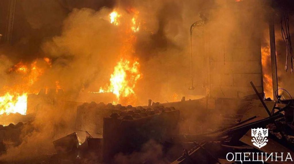 Attacco russo all&#039;oblast di Odesa: incendi e danni all&#039;infrastruttura energetica e portuale, una minaccia alla sovranità ucraina