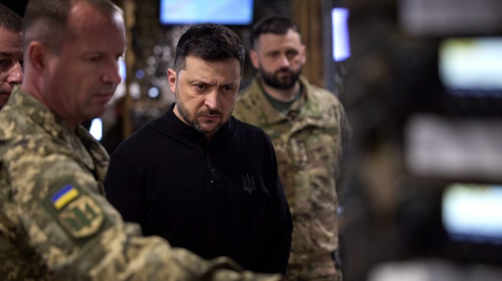 Il Presidente Zelenskyy Visita la Linea del Fronte nella Regione di Zaporizhzhia per Sostenere le Truppe Ucraine

Visita del Presidente Zelenskyy alla linea del fronte nella regione di Zaporizhzhia
Il Presidente Volodymyr Zelenskyy ha visitato la regione di Zaporizhzhia per incontrare le truppe ucraine che difendono la regione, a seguito della recente perdita di diversi insediamenti.
Il presidente ha incontrato i soldati della 128esima Brigata d&#039;assalto montana separata di Zakarpattia, che difende l&#039;area di Stepnohirsk. Il comandante della brigata, Ihor Burdeinyi, ha riferito sull&#039;attività di combattimento e sulla recente intensificazione degli assalti russi, inclusi tentativi di bypassare le fortificazioni ucraine sfruttando il terreno.
Zelenskyy ha discusso con i comandanti militari l&#039;attuazione dei programmi di acquisizione di droni, finanziati sia con fondi della brigata che attraverso il programma &quot;Army of Drones&quot; e crediti elettronici &quot;Bonus&quot;, nonché l&#039;uso di droni &quot;Vampire&quot;. Il presidente ha sottolineato che tutte le questioni sollevate sarebbero state affrontate.

    
    Le riunioni.
        Foto: Ufficio del Presidente dell&#039;Ucraina
    

Il presidente ha anche visitato il posto di comando della 65esima Brigata meccanizzata separata &quot;Velykyi Luh&quot;, parte del 17esimo Corpo, che difende il fronte di Orikhiv. Il comandante della brigata, Volodymyr Polishchuk, ha informato Zelenskyy sulla situazione operativa, sull&#039;attività russa e sulle perdite russe. Le discussioni con i comandanti di battaglione si sono concentrate su misure per rafforzare il fronte di Orikhiv, inclusa la recluta di personale, veicoli corazzati leggeri, armi e sistemi di guerra elettronica.
Le parti hanno anche discusso l&#039;espansione delle unità di evacuazione con droni e robot, ampliando l&#039;uso di successo della brigata di sistemi robotici terrestri per l&#039;evacuazione dei feriti.
Zelenskyy ha presentato premi di stato ai soldati di entrambe le brigate.

    
    Le riunioni.
        Foto: Ufficio del Presidente dell&#039;Ucraina
    

Contesto:

    Il 11 novembre, le Forze di difesa dell&#039;Ucraina hanno riportato un ritiro di truppe da posizioni vicino a cinque insediamenti nella regione di Zaporizhzhia a causa di assalti russi intensificati.
    Il 12 novembre, le truppe ucraine si sono ritirate da Rivnopillia nella regione di Zaporizhzhia.
    Il 13 novembre, analisti di DeepState hanno confermato che le forze di occupazione russe hanno preso il controllo di Yablukove, anch&#039;essa nella regione di Zaporizhzhia, e hanno fatto guadagni tattici in parti delle oblast di Donetsk e Dnipropetrovsk.

Fonti
La fonte di questo articolo è il sito web Ufficio del Presidente dell&#039;Ucraina.
Speculazione etica automatica basata sull&#039;Ovvietà del Buon Senso Comune
Cosa vedo con chiarezza
Vedo che il Presidente Zelenskyy sta lavorando per sostenere le truppe ucraine nella regione di Zaporizhzhia, nonostante le difficoltà e le perdite.
Cosa non capisco (ma vorrei capire)
Non capisco come sia possibile fermare gli assalti russi e proteggere la regione di Zaporizhzhia.
Cosa spero, in silenzio
Spero che la situazione si stabilizzi e che le truppe ucraine possano difendere con successo la regione.
Cosa mi insegna questa notizia
Questa notizia mi insegna che la guerra è una realtà difficile e che le persone coinvolte stanno lavorando per proteggere se stesse e il loro paese.
Cosa rimane da fare (secondo il buon senso)
Rimane da fare il sostegno alle truppe ucraine e ai civili coinvolti nella guerra, nonché lavorare per trovare una soluzione pacifica al conflitto.
Cosa posso fare?
Posso sostenere le organizzazioni che aiutano le persone coinvolte nella guerra e diffondere informazioni accurate sulla situazione.
Domande Frequenti

    Chi è il Presidente Zelenskyy? Il Presidente Zelenskyy è il leader dell&#039;Ucraina.
    Cosa sta succedendo nella regione di Zaporizhzhia? La regione di Zaporizhzhia è teatro di un conflitto tra le truppe ucraine e le forze di occupazione russe.
    Cosa può fare la comunità internazionale per aiutare? La comunità internazionale può sostenere le organizzazioni che aiutano le persone coinvolte nella guerra e lavorare per trovare una soluzione pacifica al conflitto.