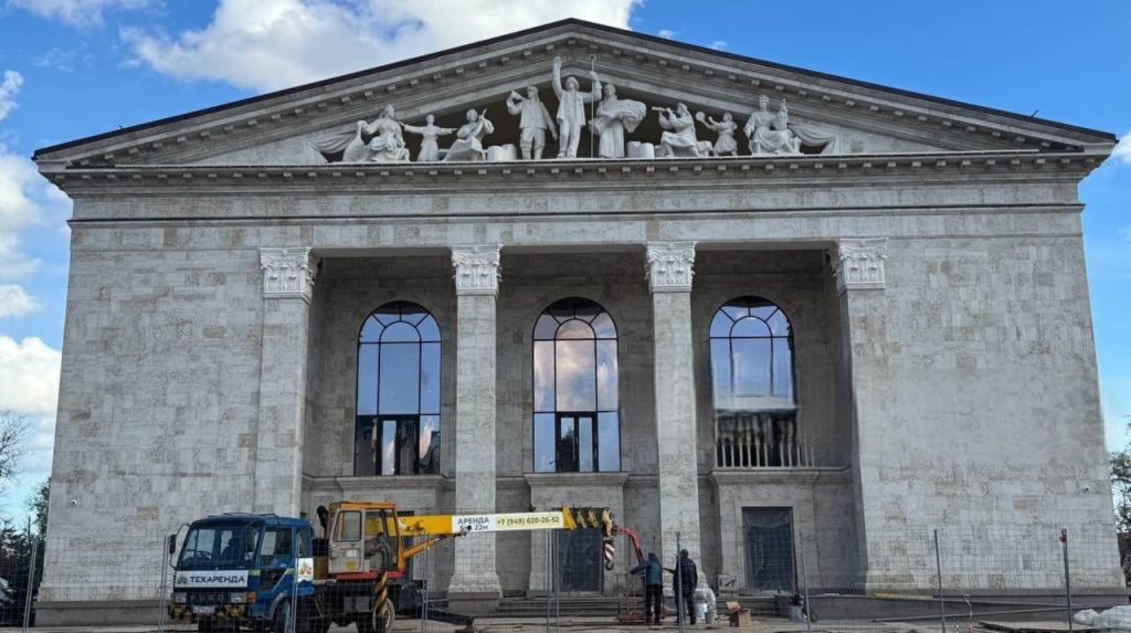 I russi riaprono il Teatro Drammatico di Mariupol dopo averlo distrutto: una mossa controversa nella guerra in Ucraina

Approfondimento
 La storia del Teatro Drammatico di Mariupol è un esempio della devastazione causata dalla guerra in Ucraina. Il teatro, che era stato costruito nel 1960, era un importante luogo culturale della città e aveva ospitato numerosi spettacoli e concerti. La sua distruzione nel marzo 2022, a causa di due bombe aeree russe, ha causato la morte di centinaia di persone, tra cui civili e bambini.

Possibili Conseguenze
 La riapertura del teatro potrebbe avere conseguenze significative per la città di Mariupol e per la comunità ucraina. Potrebbe essere visto come un tentativo di normalizzare la situazione nella città occupata e di nascondere i crimini di guerra commessi dai russi. Inoltre, la riapertura del teatro potrebbe anche essere vista come un tentativo di cancellare la storia e la cultura ucraina.

Opinione
 La decisione di riaprire il teatro è stata criticata da molti, che la vedono come un tentativo di cancellare la storia e la cultura ucraina. Altri hanno espresso preoccupazione per la sicurezza dei civili che potrebbero frequentare il teatro. È importante notare che la riapertura del teatro non risolve i problemi fondamentali della guerra in Ucraina e non porta a una soluzione pacifica del conflitto.

Analisi Critica dei Fatti
 La distruzione del Teatro Drammatico di Mariupol è un esempio della violenza e della devastazione causata dalla guerra in Ucraina. La decisione di riaprire il teatro solleva questioni importanti sulla memoria storica, la cultura e la sicurezza. È importante analizzare i fatti e le conseguenze della guerra in Ucraina per comprendere meglio la situazione e trovare una soluzione pacifica.

Relazioni con altri fatti
 La distruzione del Teatro Drammatico di Mariupol è solo uno degli esempi della devastazione causata dalla guerra in Ucraina. Altri esempi includono la distruzione di scuole, ospedali e altri edifici civili. La guerra in Ucraina ha causato una grande sofferenza umana e ha avuto un impatto significativo sulla comunità internazionale.

Contesto storico
 La guerra in Ucraina è iniziata nel 2014, quando la Russia ha annesso la Crimea. Da allora, la situazione è degenerata in una guerra civile, con la Russia che sostiene i separatisti ucraini. La guerra ha causato una grande sofferenza umana e ha avuto un impatto significativo sulla comunità internazionale.

Fonti
 Fonte: Pravda.com.ua
 Supporto: Patreon
 Il sito della fonte rss è Pravda.com.ua e il link diretto dell&#039;articolo è https://www.pravda.com.ua/eng/news/2022/03/16/7331956/