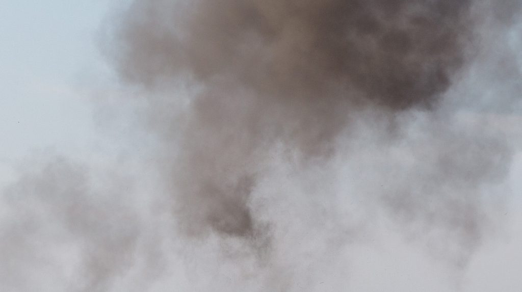 Attacco russo a fabbrica di vernici a Sumy: incendio e fumo, autorità consigliano precauzioni per la salute