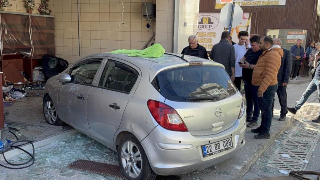 Incidente stradale a Edirne: 4 persone ferite in un sinistro automobilistico contro un forno per il pane