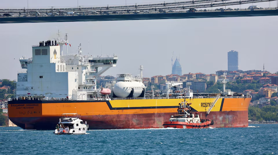 La Turchia riduce le importazioni di petrolio russo a causa delle sanzioni occidentali

Approfondimento
La decisione della Turchia di ridurre le importazioni di petrolio russo è stata influenzata dalle nuove sanzioni occidentali contro la Russia, che hanno reso più difficile per le raffinerie turche acquistare petrolio greggio russo. Le raffinerie turche stanno ora cercando alternative, come il petrolio iracheno e kazako, per ridurre la loro dipendenza dal petrolio russo.

Possibili Conseguenze
La riduzione delle importazioni di petrolio russo da parte della Turchia potrebbe avere un impatto significativo sul mercato del petrolio e sulle relazioni tra la Turchia e la Russia. La Turchia è uno dei principali acquirenti di petrolio russo, e una riduzione delle importazioni potrebbe influenzare la quantità di petrolio disponibile sul mercato e i prezzi.

Opinione
La decisione della Turchia di ridurre le importazioni di petrolio russo è un segno della pressione esercitata dalle sanzioni occidentali e dell&#039;impatto che queste possono avere sulle economie dei paesi coinvolti. La Turchia sta cercando di bilanciare le sue relazioni con la Russia e l&#039;Occidente, e la riduzione delle importazioni di petrolio russo è un passo verso la diversificazione delle sue fonti di energia.

Analisi Critica dei Fatti
La riduzione delle importazioni di petrolio russo da parte della Turchia è un fatto significativo che riflette la complessità delle relazioni internazionali e l&#039;impatto delle sanzioni economiche. La Turchia sta cercando di navigare in un contesto complesso, dove le sanzioni occidentali e le relazioni con la Russia giocano un ruolo importante.

Relazioni con altri fatti
La decisione della Turchia di ridurre le importazioni di petrolio russo è legata alle sanzioni imposte dagli Stati Uniti, dall&#039;Unione Europea e dal Regno Unito per limitare le vendite di petrolio russo che finanziano la guerra contro l&#039;Ucraina. La crisi in Ucraina e le sanzioni imposte alla Russia hanno creato un contesto complesso per le relazioni internazionali e il mercato del petrolio.

Contesto storico
La crisi in Ucraina e le sanzioni imposte alla Russia hanno creato un contesto complesso per le relazioni internazionali e il mercato del petrolio. La Turchia sta cercando di navigare in questo contesto, bilanciando le sue relazioni con la Russia e l&#039;Occidente.

Fonti
La fonte di questo articolo è Reuters, come riportato da European Pravda.