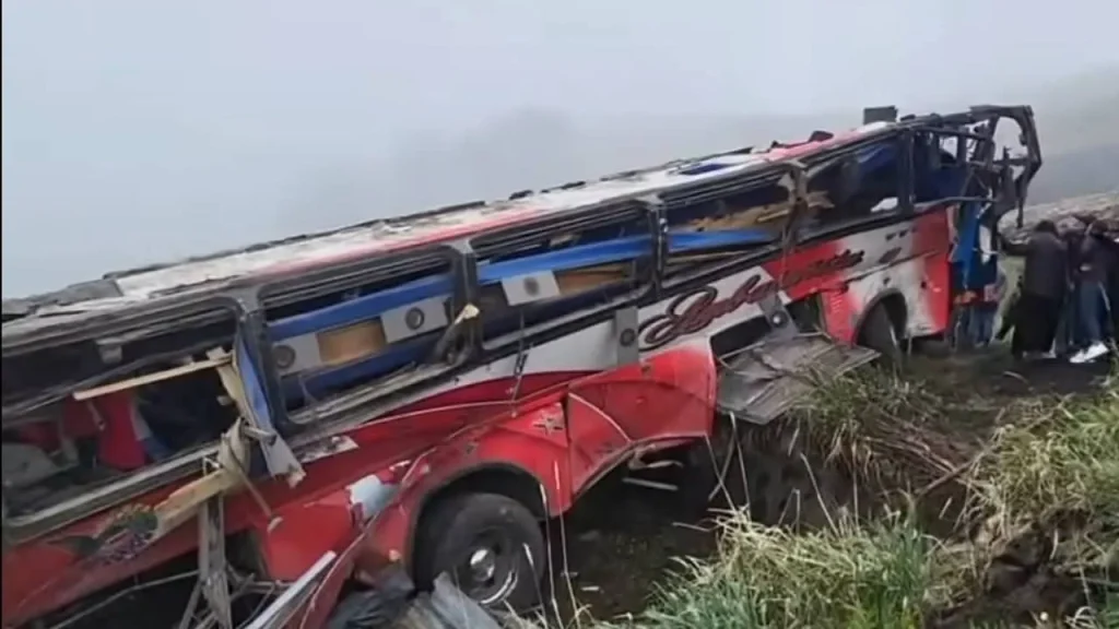 Incidente in Ecuador: autobus cade in buca a Simiatug, 21 morti e 40 feriti