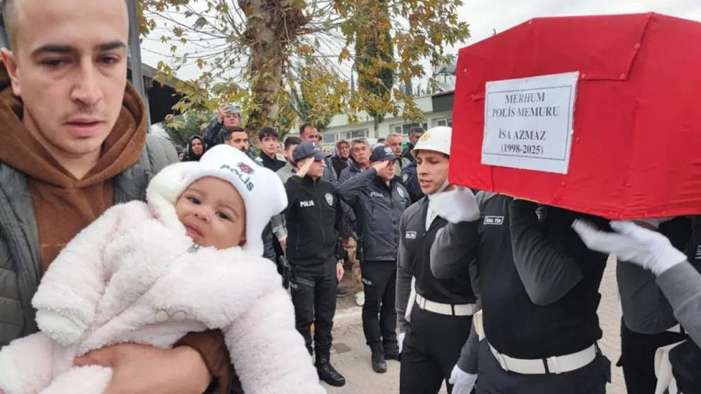 Poliziotto di Adana muore di leucemia; cerimonia di commemorazione con il suo bambino di otto mesi
