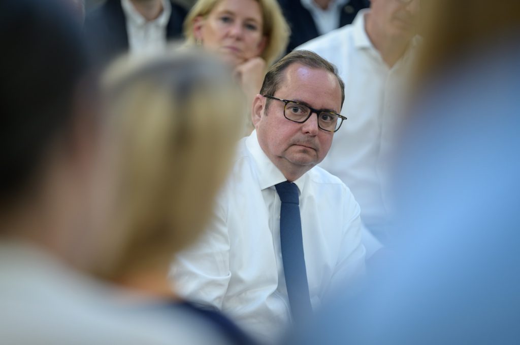 Il Sindaco di Essen Critica la Riforma del Sussidio di Cittadinanza in Germania: Una Misura Insufficiente per Affrontare la Povertà e la Disuguaglianza