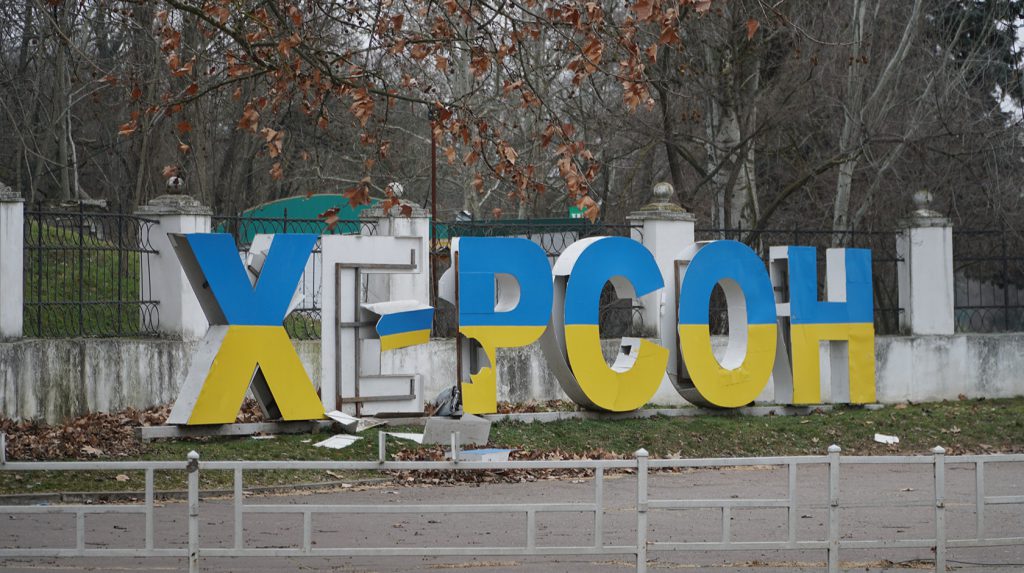 Drone russo colpisce auto civile a Kherson, tre feriti