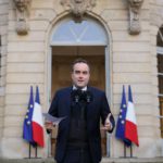 Il primo ministro riconosce i limiti della sua metodologia e ricorre all'indulgenza delle opposizioni