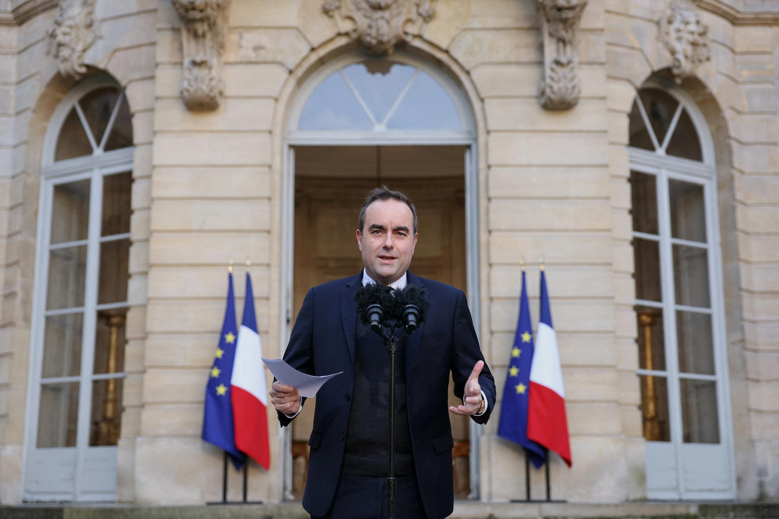 Il primo ministro riconosce i limiti della sua metodologia e ricorre all'indulgenza delle opposizioni