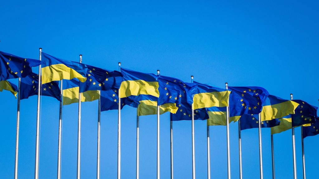 Unione Europea stanzierebbe 1,8 miliardi di euro per sostenere l&#039;Ucraina nella sua ripresa e ricostruzione 

Approfondimento
La Facilità per l&#039;Ucraina rappresenta un programma di assistenza finanziaria fondamentale per l&#039;Unione Europea, volto a sostenere l&#039;Ucraina nella sua ripresa e ricostruzione dopo la crisi. Questo programma è stato progettato per fornire supporto economico e aiutare il paese a superare le sfide macro-finanziarie, garantendo al contempo il funzionamento ininterrotto della sua amministrazione pubblica.

Possibili Conseguenze
Il pagamento di 1,8 miliardi di euro potrebbe avere un impatto significativo sull&#039;economia ucraina, contribuendo a rafforzare la sua stabilità macro-finanziaria e a sostenere il processo di ripresa e ricostruzione. Ciò potrebbe avere ripercussioni positive sulla vita quotidiana dei cittadini ucraini, migliorando le condizioni economiche e sociali del paese.

Opinione
In quanto fatto oggettivo, non è possibile esprimere un&#039;opinione personale su questo argomento. Tuttavia, è importante sottolineare che la decisione dell&#039;Unione Europea di fornire assistenza finanziaria all&#039;Ucraina rappresenta un passo importante per sostenere il paese in un momento di grande sfida.

Analisi Critica dei Fatti
La decisione del Consiglio dell&#039;UE di fornire all&#039;Ucraina 1,8 miliardi di euro è il risultato di un processo di valutazione attento, che ha preso in considerazione i progressi del paese nell&#039;attuazione delle riforme richieste. Questo pagamento rappresenta un riconoscimento degli sforzi dell&#039;Ucraina per soddisfare le condizioni stabilite dall&#039;Unione Europea e costituisce un passo importante verso la ripresa e la ricostruzione del paese.

Relazioni con altri fatti
La Facilità per l&#039;Ucraina è parte di un più ampio pacchetto di assistenza dell&#039;UE all&#039;Ucraina, che include anche altri programmi di finanziamento e di sostegno. Questo pacchetto è stato progettato per fornire un supporto complessivo al paese, aiutandolo a superare le sfide economiche, politiche e sociali derivanti dalla crisi.

Contesto storico
La crisi in Ucraina ha avuto inizio nel 2014 e ha portato a una serie di sfide economiche e politiche per il paese. La comunità internazionale, guidata dall&#039;Unione Europea, ha risposto a questa crisi con un pacchetto di assistenza volto a sostenere l&#039;Ucraina nella sua ripresa e ricostruzione.

Fonti
Fonte: European Pravda, sito di notizie ucraino che fornisce informazioni aggiornate sugli eventi in corso nel paese e nella regione.