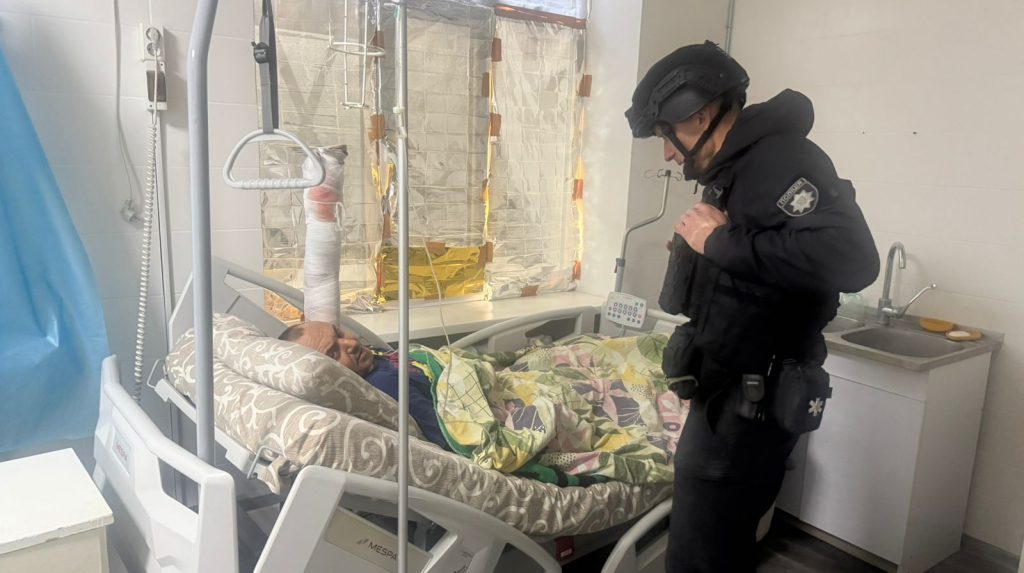 Attacchi russi in Ucraina: civili uccisi e feriti a Kherson e Kostiantynivka

Approfondimento
Gli attacchi russi contro la popolazione civile in Ucraina continuano a causare vittime e danni. La comunità internazionale deve essere informata su questi eventi e prendere misure per proteggere i civili e porre fine ai conflitti.

Possibili Conseguenze
Le conseguenze di questi attacchi possono essere gravi e durature. La perdita di vite umane e la distruzione di infrastrutture possono avere un impatto significativo sulla vita quotidiana delle persone e sull&#039;economia locale.

Opinione
È fondamentale che la comunità internazionale condanni questi attacchi e si impegni a proteggere i civili e a promuovere la pace nella regione.

Analisi Critica dei Fatti
I fatti riportati sono basati su informazioni provenienti da fonti ufficiali e attendibili. È importante continuare a monitorare la situazione e a verificare le informazioni per garantire che la comunità internazionale sia informata in modo accurato.

Relazioni con altri fatti
Gli attacchi russi contro la popolazione civile in Ucraina sono parte di un conflitto più ampio che ha avuto inizio nel 2014. La comunità internazionale deve considerare questi eventi nel contesto più ampio del conflitto e lavorare per trovare una soluzione pacifica.

Contesto storico
Il conflitto in Ucraina ha radici storiche complesse e ha coinvolto diverse parti, tra cui la Russia, l&#039;Ucraina e la comunità internazionale. È importante comprendere il contesto storico per poter affrontare efficacemente la situazione attuale.

Fonti
Le fonti di queste informazioni sono:
Oleksandr Prokudin, capo dell&#039;amministrazione militare dell&#039;oblast di Kherson;
Serhii Horbunov, capo dell&#039;amministrazione militare della città di Kostiantynivka.
Il sito della fonte rss è Ukrainska Pravda.