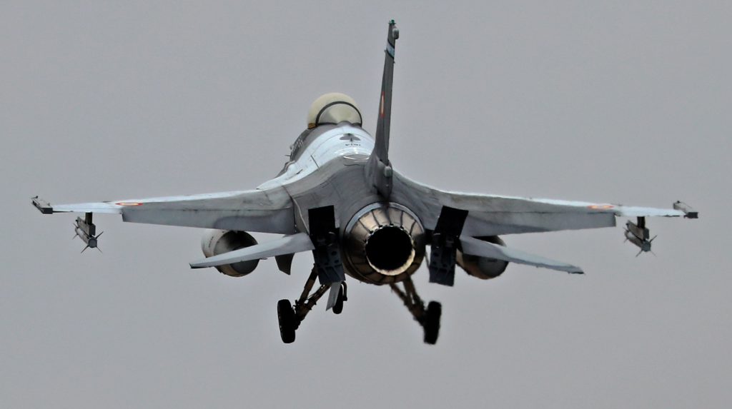 La Romania schiera aerei da combattimento in risposta agli attacchi russi all&#039;Ucraina: una mossa per garantire la sicurezza nazionale e regionale

## Approfondimento
La situazione nella regione rimane tesa a causa degli attacchi russi contro l&#039;Ucraina. La Romania, come membro della NATO e dell&#039;UE, è impegnata a garantire la sicurezza e la stabilità nella regione. Il Ministero della Difesa rumeno ha condannato fortemente gli attacchi russi all&#039;infrastruttura civile ucraina, definendoli una grave violazione del diritto internazionale e una minaccia per la sicurezza regionale.

## Possibili Conseguenze
Gli attacchi russi contro l&#039;Ucraina potrebbero avere conseguenze gravi per la sicurezza regionale e internazionale. La Romania, insieme ai suoi alleati, è pronta a rispondere a qualsiasi minaccia alla sicurezza e alla stabilità nella regione. La situazione richiede un&#039;analisi critica dei fatti e una risposta coordinata da parte della comunità internazionale.

## Opinione
La comunità internazionale dovrebbe condannare fermamente gli attacchi russi contro l&#039;Ucraina e sostenere la sovranità e l&#039;integrità territoriale del paese. La Romania, come membro della NATO e dell&#039;UE, ha il dovere di garantire la sicurezza e la stabilità nella regione e di sostenere la comunità internazionale nella sua risposta agli attacchi russi.

## Analisi Critica dei Fatti
La situazione nella regione è complessa e richiede un&#039;analisi critica dei fatti. La Romania, come membro della NATO e dell&#039;UE, ha il dovere di garantire la sicurezza e la stabilità nella regione. La schieramento di aerei da combattimento è una mossa per garantire la sicurezza nazionale e regionale e per rispondere alle minacce russe.

## Relazioni con altri fatti
Gli attacchi russi contro l&#039;Ucraina sono parte di un contesto più ampio di tensioni internazionali. La Romania, insieme ai suoi alleati, è impegnata a garantire la sicurezza e la stabilità nella regione. La situazione richiede una risposta coordinata da parte della comunità internazionale e una analisi critica dei fatti per comprendere le conseguenze degli attacchi russi.

## Contesto storico
La regione ha una storia complessa e ha subito diverse crisi e conflitti nel corso degli anni. La Romania, come membro della NATO e dell&#039;UE, è impegnata a garantire la sicurezza e la stabilità nella regione. La situazione attuale è parte di un contesto più ampio di tensioni internazionali e richiede una risposta coordinata da parte della comunità internazionale.

## Fonti
La fonte di questa notizia è [Digi24](https://www.digi24.ro/), citata da European Pravda. Per saperne di più, visita il sito [english.mapn.ro](https://english.mapn.ro/cpresa/6617_the-russian-federation-conducted-new-attacks-against-the-ukrainian-port-infrastructure-on-the-danube).