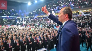 Fatih Erbakan rieletto presidente del YRP con 1078 voti