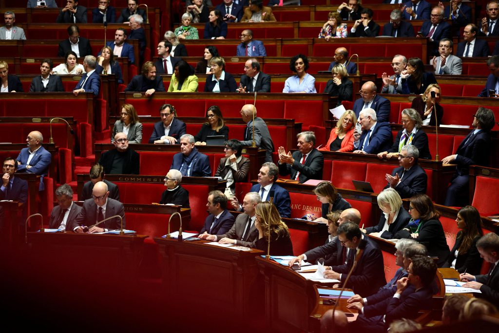 Budget 2026: sfide e incertezze per il governo francese 

Introduzione
Il professore di Diritto pubblico Benjamin Morel ha espresso la sua preoccupazione riguardo alla possibilità che il budget 2026 sia votato entro i tempi previsti. Secondo Morel, &quot;tutto sembra andare a sbattere contro il muro per il budget, sia dal punto di vista calendariale che politico&quot;.

Prospettive per il budget 2026
La prospettiva di votare il budget 2026 entro i tempi stabiliti sembra allontanarsi. Il governo si trova di fronte a due grandi opzioni: far passare il budget attraverso ordonnances o far passare una legge speciale.

Approfondimento
Le ordonnances sono atti amministrativi che consentono al governo di prendere decisioni rapide e urgenti senza dover attendere l&#039;approvazione del Parlamento. Tuttavia, questa opzione potrebbe essere vista come una mancanza di trasparenza e di partecipazione democratica. D&#039;altra parte, la legge speciale potrebbe essere una soluzione più democratica, ma richiederebbe un consenso più ampio e un processo di approvazione più lungo.

Possibili Conseguenze
Se il budget 2026 non viene votato entro i tempi previsti, ciò potrebbe avere conseguenze negative sull&#039;economia e sulla gestione pubblica. La mancanza di un budget approvato potrebbe portare a ritardi nei pagamenti, nella gestione dei servizi pubblici e nell&#039;attuazione delle politiche governative.

Opinione
Secondo Benjamin Morel, il governo dovrebbe cercare di trovare una soluzione che tenga conto delle esigenze di tutti i partiti politici e delle diverse componenti sociali. Ciò richiederebbe un dialogo aperto e una volontà di compromesso per raggiungere un accordo che sia accettabile per tutti.

Analisi Critica dei Fatti
La situazione del budget 2026 è complessa e richiede un&#039;analisi critica dei fatti. È importante considerare le diverse opzioni disponibili e valutare le conseguenze potenziali di ciascuna scelta. Inoltre, è fondamentale che il governo tenga conto delle esigenze dei cittadini e delle imprese, e che cerchi di trovare una soluzione che sia equa e sostenibile.

Relazioni con altri fatti
La situazione del budget 2026 è legata ad altri eventi e tendenze economiche e politiche. Ad esempio, la crisi economica globale e le tensioni politiche interne possono influenzare la capacità del governo di approvare un budget equilibrato e sostenibile.

Contesto storico
La storia del budget in Francia è caratterizzata da momenti di tensione e di crisi. In passato, il governo ha dovuto affrontare sfide simili e ha trovato soluzioni creative per superare gli ostacoli. Tuttavia, la situazione attuale è unica e richiede un approccio innovativo e flessibile.

Fonti
Il presente articolo si basa su informazioni fornite dal sito Le Figaro. Per ulteriori informazioni, si consiglia di visitare il sito web ufficiale del governo francese o di consultare altre fonti attendibili.