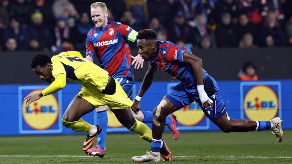 Decisione Arbitrale Controversa nella Partita Fenerbahçe-Victoria Plzen: Reazioni e Implicazioni nella UEFA Europa League