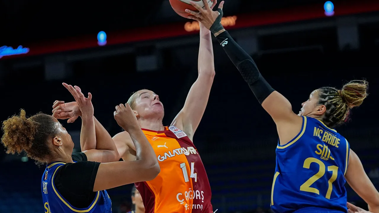 Fenerbahçe vince 75‑71 su Galatasaray e resta in testa alla classifica.