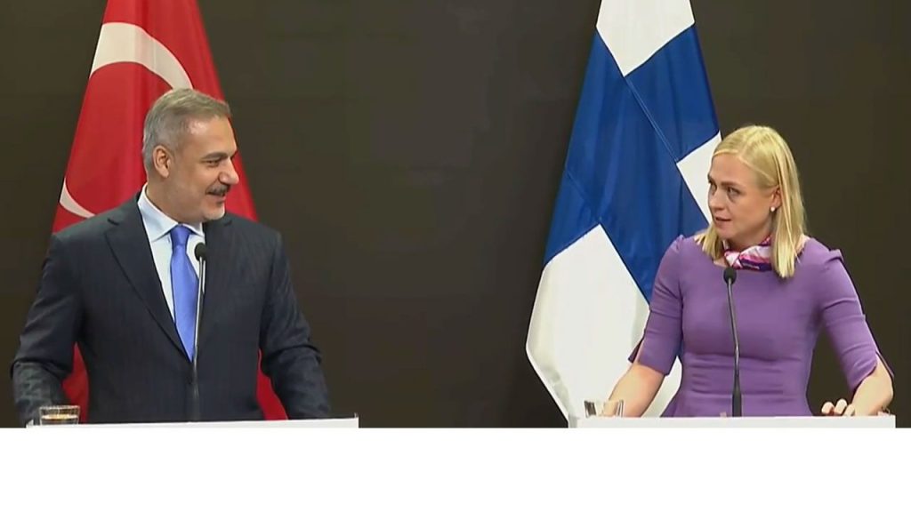 Dichiarazioni sorprendenti del Ministro degli Esteri finlandese sull&#039;Impero Ottomano: un&#039;analisi delle possibili conseguenze e del contesto storico

Introduzione
Il Ministro degli Esteri finlandese, Elina Valtonen, ha espresso opinioni sorprendenti sull&#039;Impero Ottomano durante una conferenza stampa congiunta con il Ministro degli Esteri turco, Hakan Fidan, a Helsinki.

Le dichiarazioni del Ministro Valtonen
Valtonen ha affermato che &quot;l&#039;Impero Russo era l&#039;unico potere che mostrava rispetto per l&#039;Impero Ottomano&quot;. Queste parole hanno attirato l&#039;attenzione e hanno suscitato un certo interesse.

Reazione del Ministro Fidan
Il Ministro Fidan ha risposto alle parole del suo omologo finlandese con un sorriso, senza aggiungere ulteriori commenti.

Approfondimento
Le dichiarazioni del Ministro Valtonen possono essere viste come un riconoscimento dell&#039;influenza storica dell&#039;Impero Ottomano e del suo ruolo nella politica internazionale. Tuttavia, è importante notare che la storia delle relazioni tra l&#039;Impero Russo e l&#039;Impero Ottomano è complessa e ha visto periodi di conflitto e di cooperazione.

Possibili Conseguenze
Le parole del Ministro Valtonen potrebbero avere implicazioni per le relazioni tra la Finlandia e la Turchia, nonché per la comprensione più ampia della storia e della politica internazionale.

Opinione
È difficile valutare le intenzioni dietro le dichiarazioni del Ministro Valtonen, ma è chiaro che la sua affermazione ha suscitato interesse e attenzione.

Analisi Critica dei Fatti
È importante analizzare le dichiarazioni del Ministro Valtonen nel contesto storico e politico più ampio, considerando le relazioni tra l&#039;Impero Russo e l&#039;Impero Ottomano, nonché le attuali relazioni tra la Finlandia e la Turchia.

Relazioni con altri fatti
Le dichiarazioni del Ministro Valtonen possono essere collegate ad altri eventi e sviluppi nella regione, come le relazioni tra la Turchia e l&#039;Unione Europea, o le tensioni tra la Russia e l&#039;Occidente.

Contesto storico
L&#039;Impero Ottomano e l&#039;Impero Russo hanno avuto una lunga e complessa storia di relazioni, che include periodi di conflitto e di cooperazione. La storia di questi due imperi può aiutare a comprendere meglio le dichiarazioni del Ministro Valtonen.

Fonti
La fonte di questo articolo è Anadolu Agency. Per ulteriori informazioni, si prega di visitare il sito web ufficiale dell&#039;Anadolu Agency.