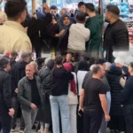 Negozio di İnegöl offre scarpe, borse e vestiti a 10 lira ciascuno, attirando molti clienti